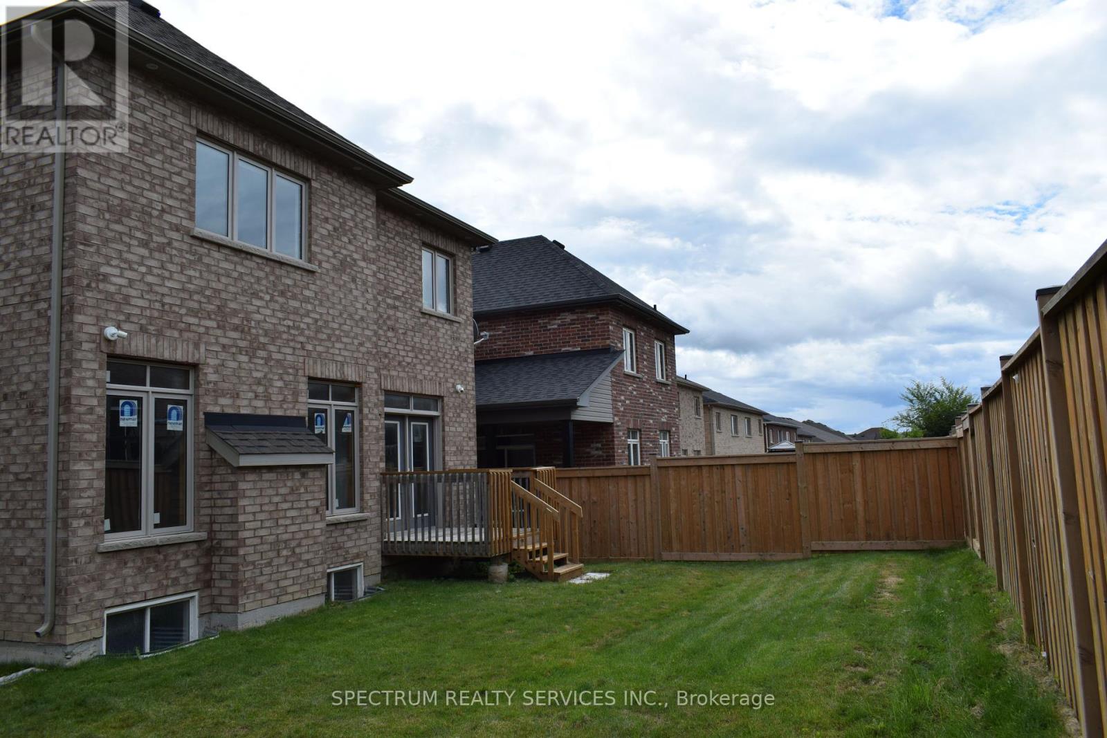 16 Barrow Avenue, Bradford West Gwillimbury, Ontario  L3Z 0W1 - Photo 5 - N12077526
