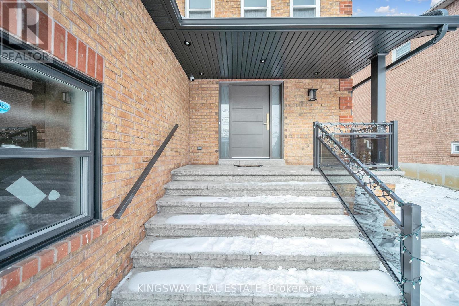 58 Leeward Drive, Brampton, Ontario  L6S 5V8 - Photo 2 - W12077475