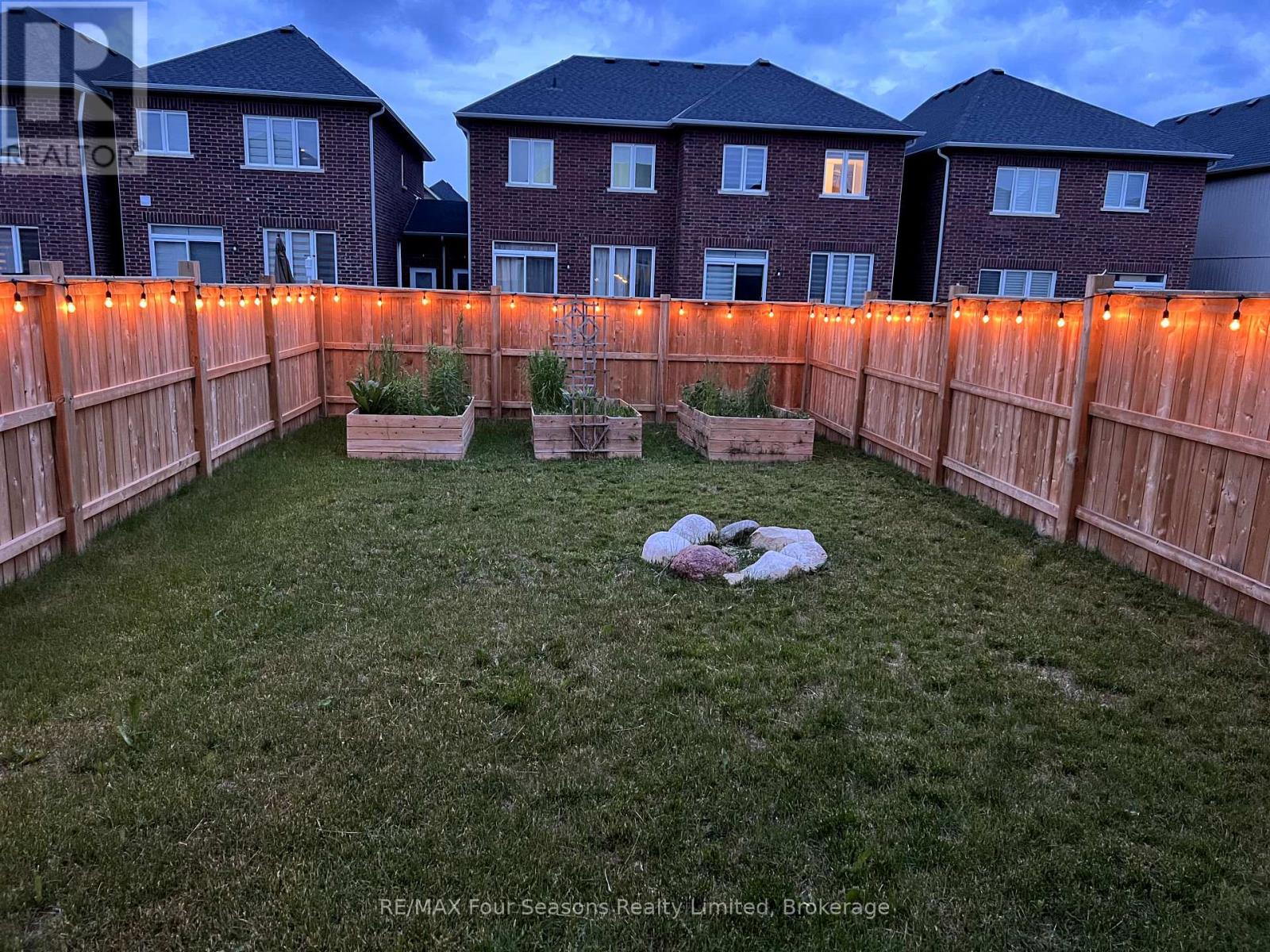 16 Barfoot Street, Collingwood, Ontario  L9Y 3Y7 - Photo 2 - S12077584