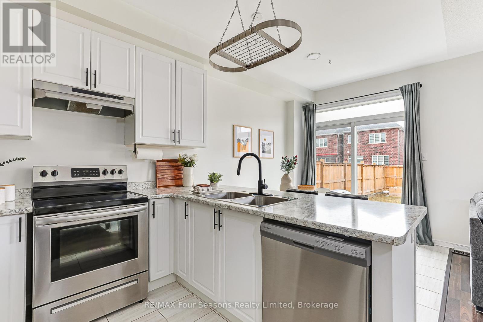 16 Barfoot Street, Collingwood, Ontario  L9Y 3Y7 - Photo 7 - S12077584