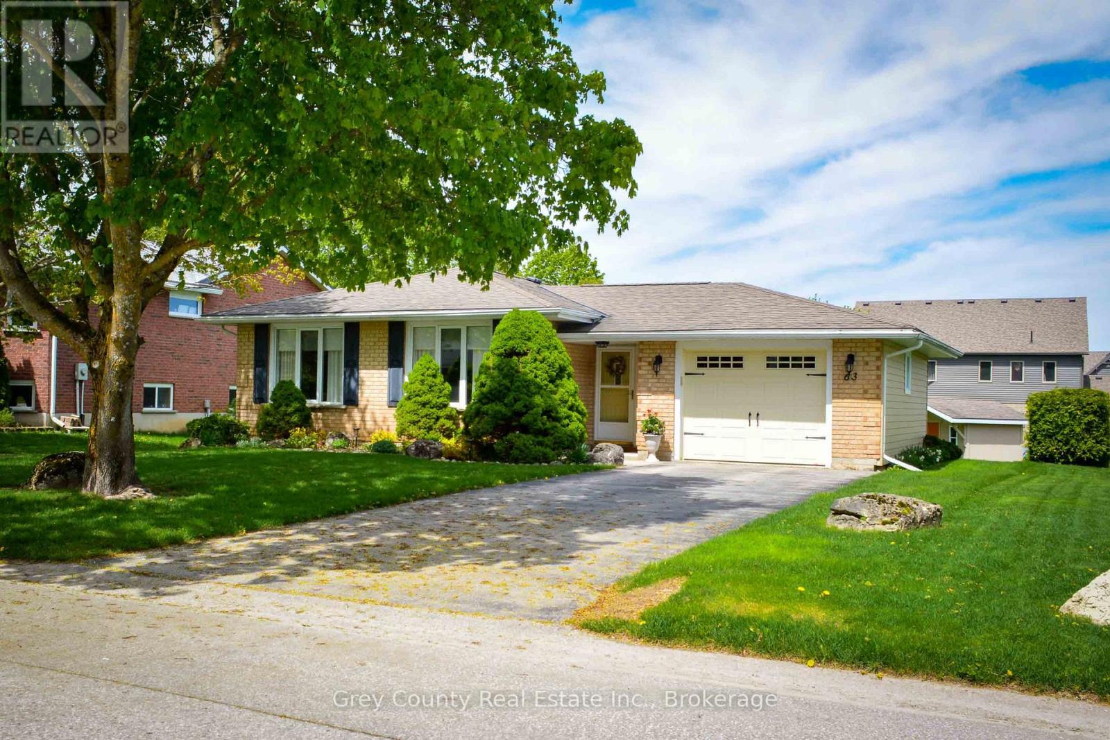 63 Grayview Drive, Grey Highlands, Ontario  N0C 1H0 - Photo 3 - X12077651