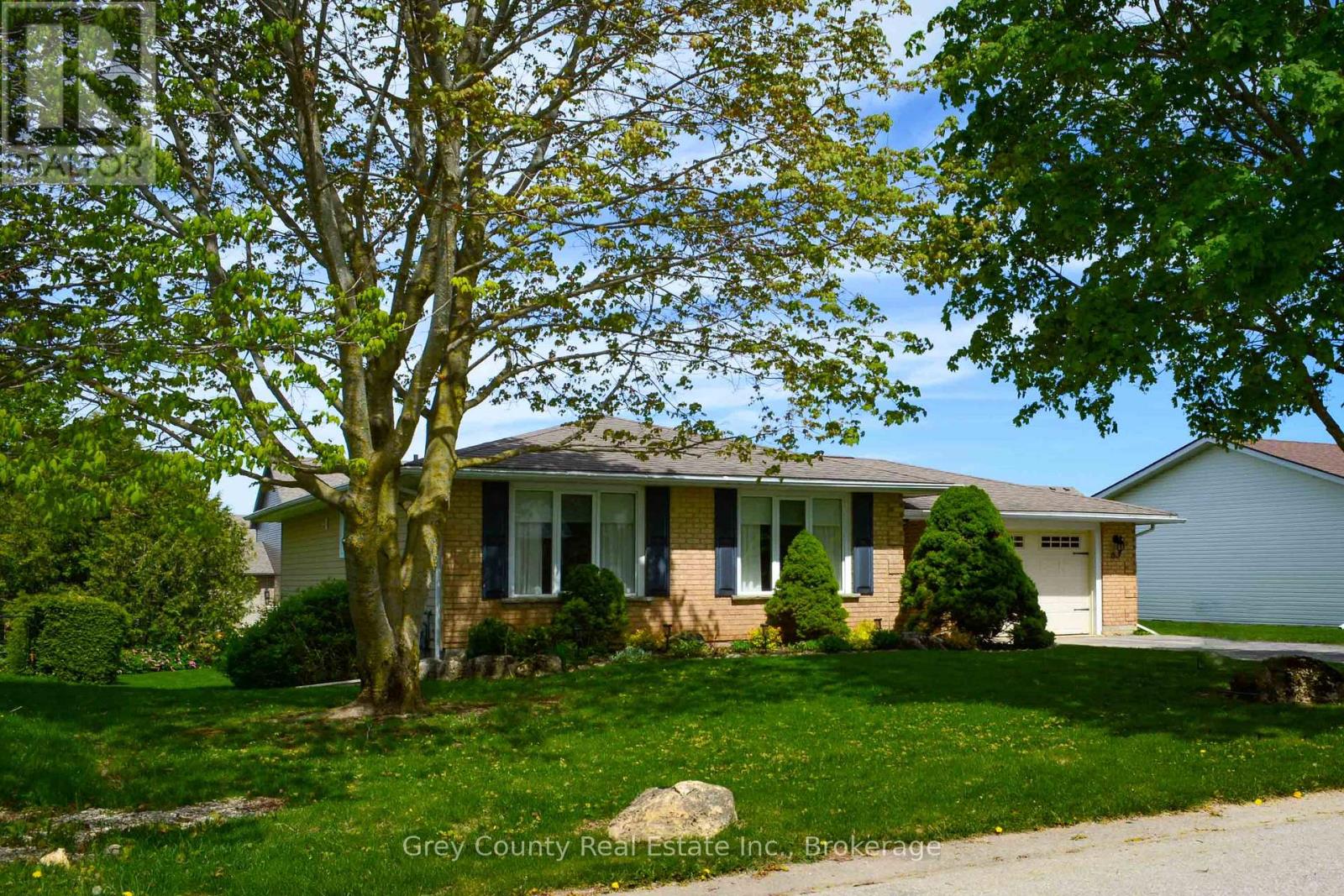 63 Grayview Drive, Grey Highlands, Ontario  N0C 1H0 - Photo 4 - X12077651