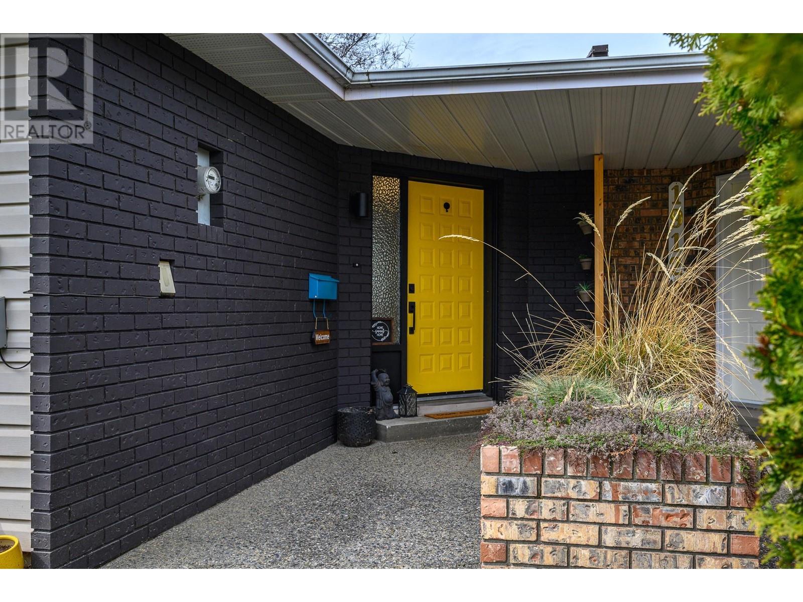Property at 1910 42A Street image 4