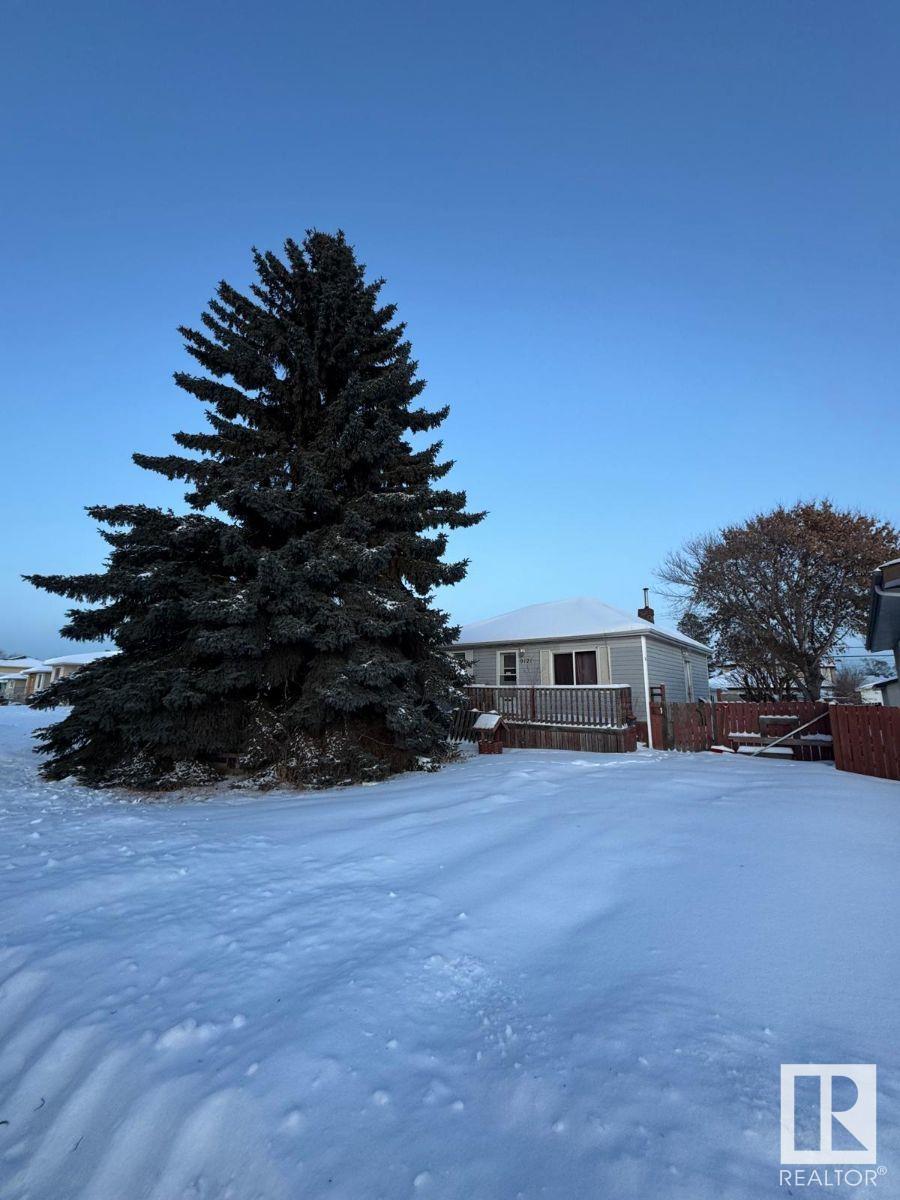 Property at 9121 152 ST NW image 4