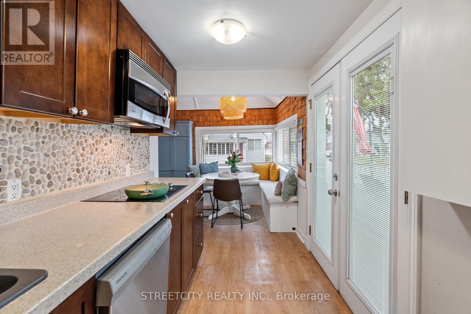 17 Warwick Avenue, Lambton Shores, Ontario  N0M 1T0 - Photo 10 - X12077524