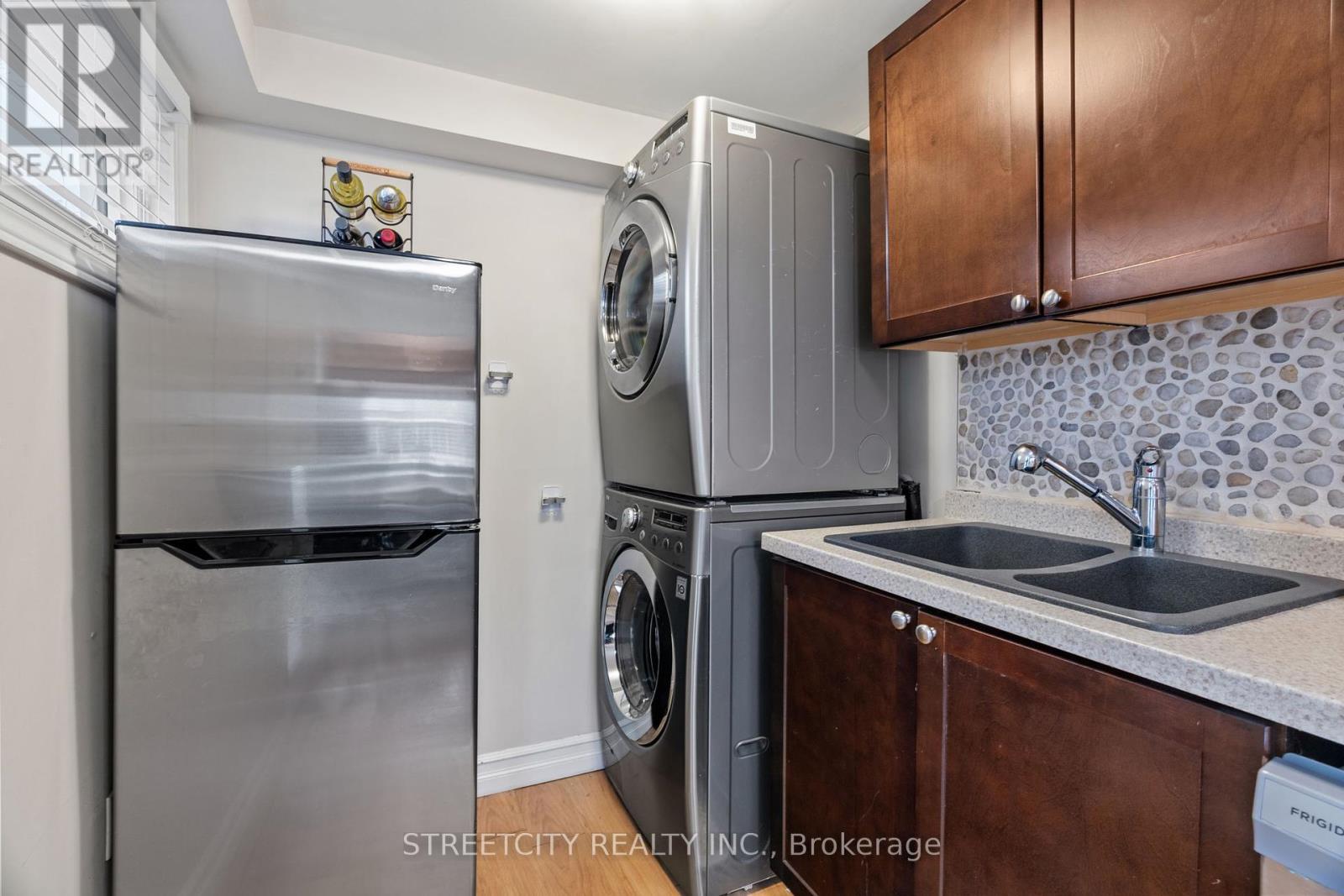 17 Warwick Avenue, Lambton Shores, Ontario  N0M 1T0 - Photo 13 - X12077524