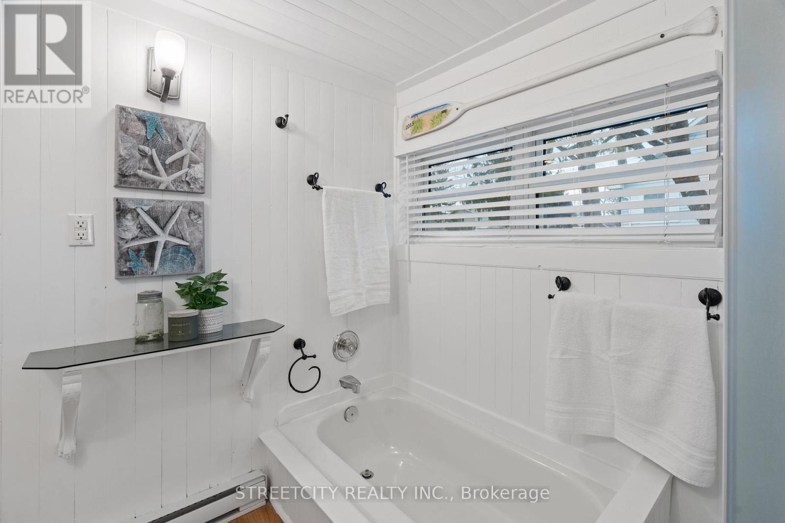 17 Warwick Avenue, Lambton Shores, Ontario  N0M 1T0 - Photo 21 - X12077524