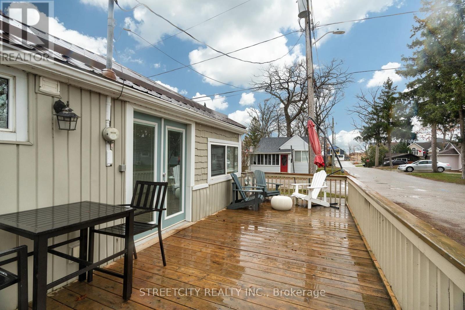 17 Warwick Avenue, Lambton Shores, Ontario  N0M 1T0 - Photo 26 - X12077524
