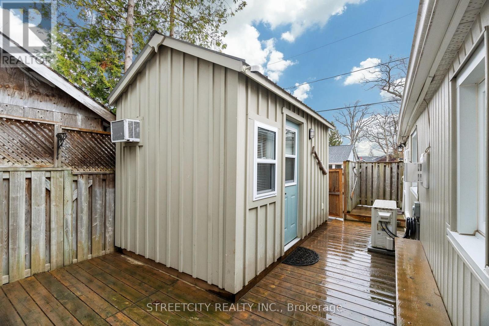 17 Warwick Avenue, Lambton Shores, Ontario  N0M 1T0 - Photo 27 - X12077524