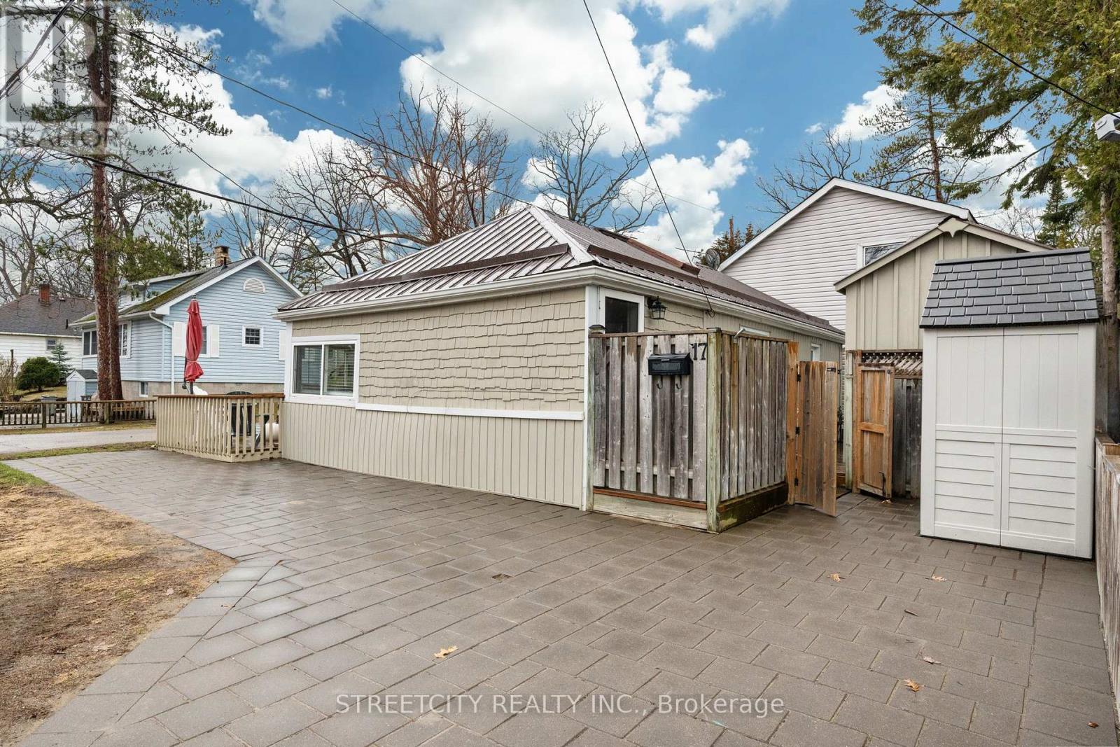 17 Warwick Avenue, Lambton Shores, Ontario  N0M 1T0 - Photo 29 - X12077524
