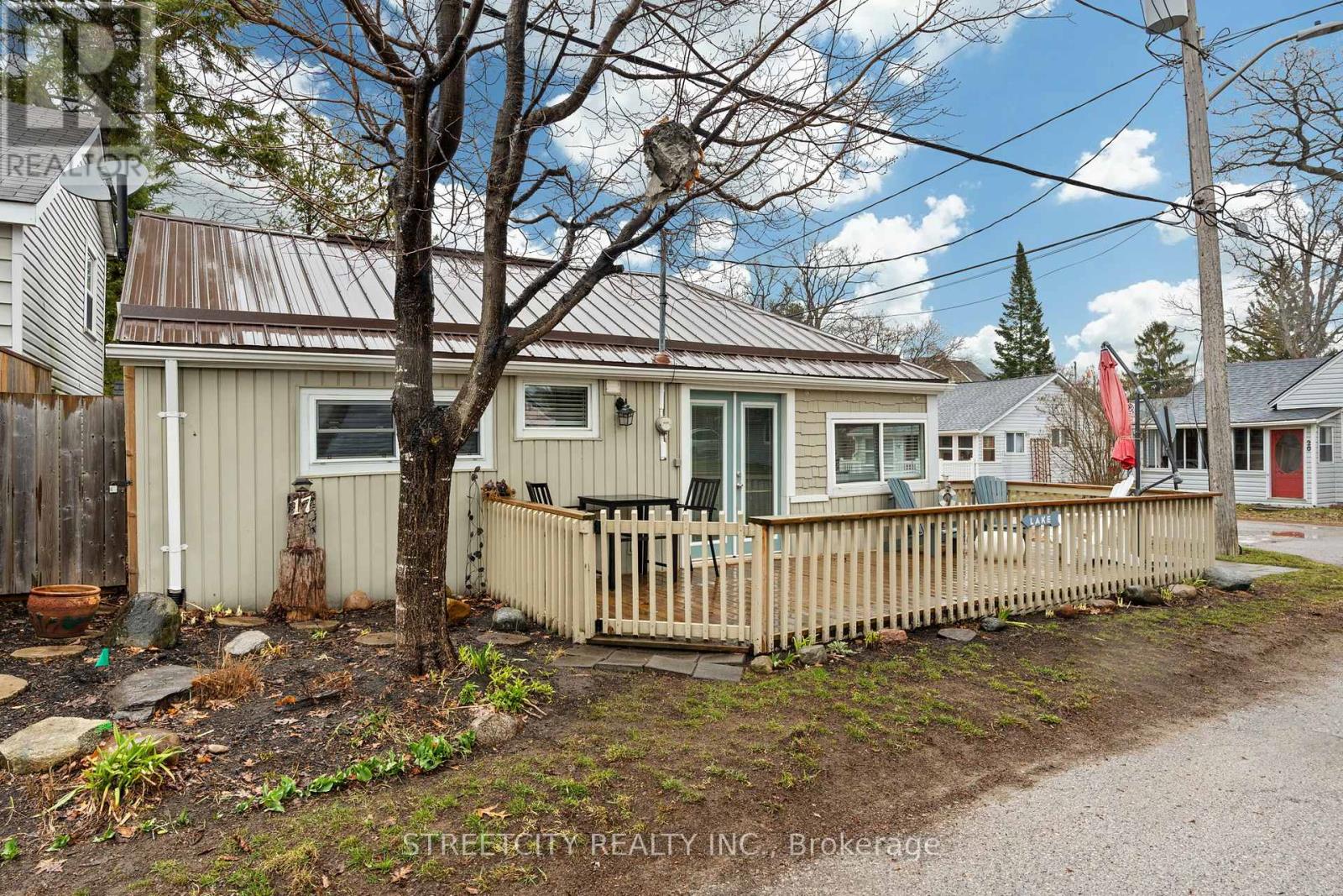 17 Warwick Avenue, Lambton Shores, Ontario  N0M 1T0 - Photo 3 - X12077524