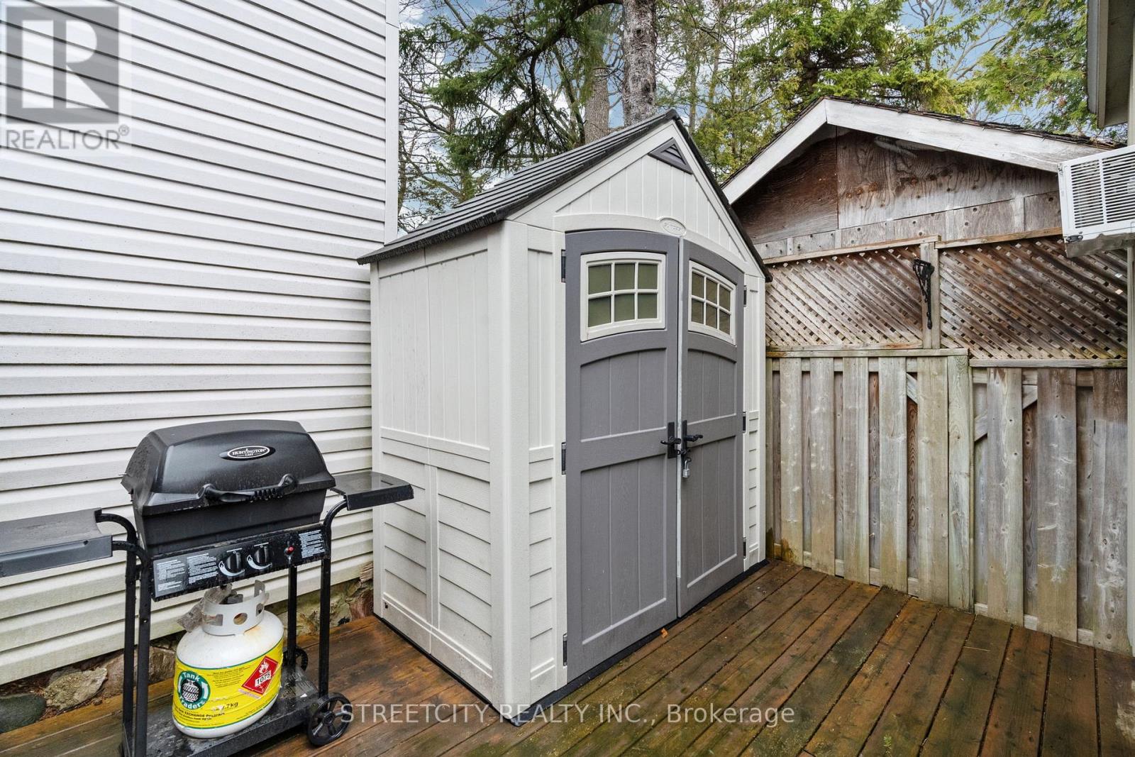 17 Warwick Avenue, Lambton Shores, Ontario  N0M 1T0 - Photo 30 - X12077524