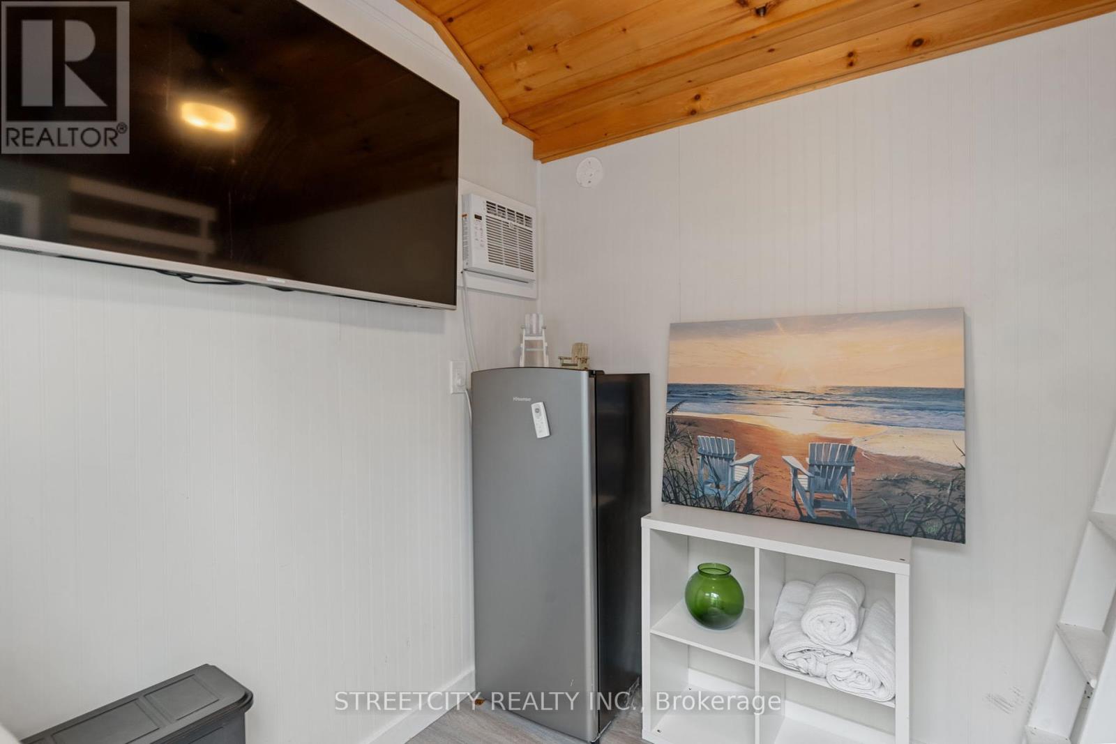 17 Warwick Avenue, Lambton Shores, Ontario  N0M 1T0 - Photo 32 - X12077524