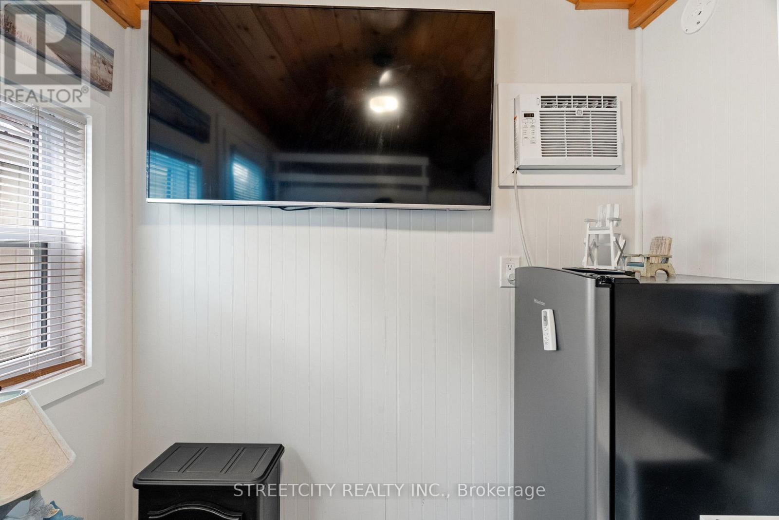 17 Warwick Avenue, Lambton Shores, Ontario  N0M 1T0 - Photo 34 - X12077524