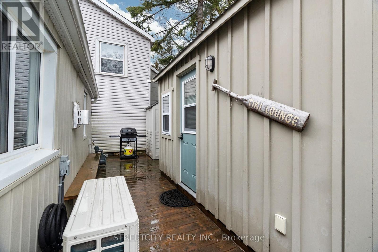 17 Warwick Avenue, Lambton Shores, Ontario  N0M 1T0 - Photo 35 - X12077524