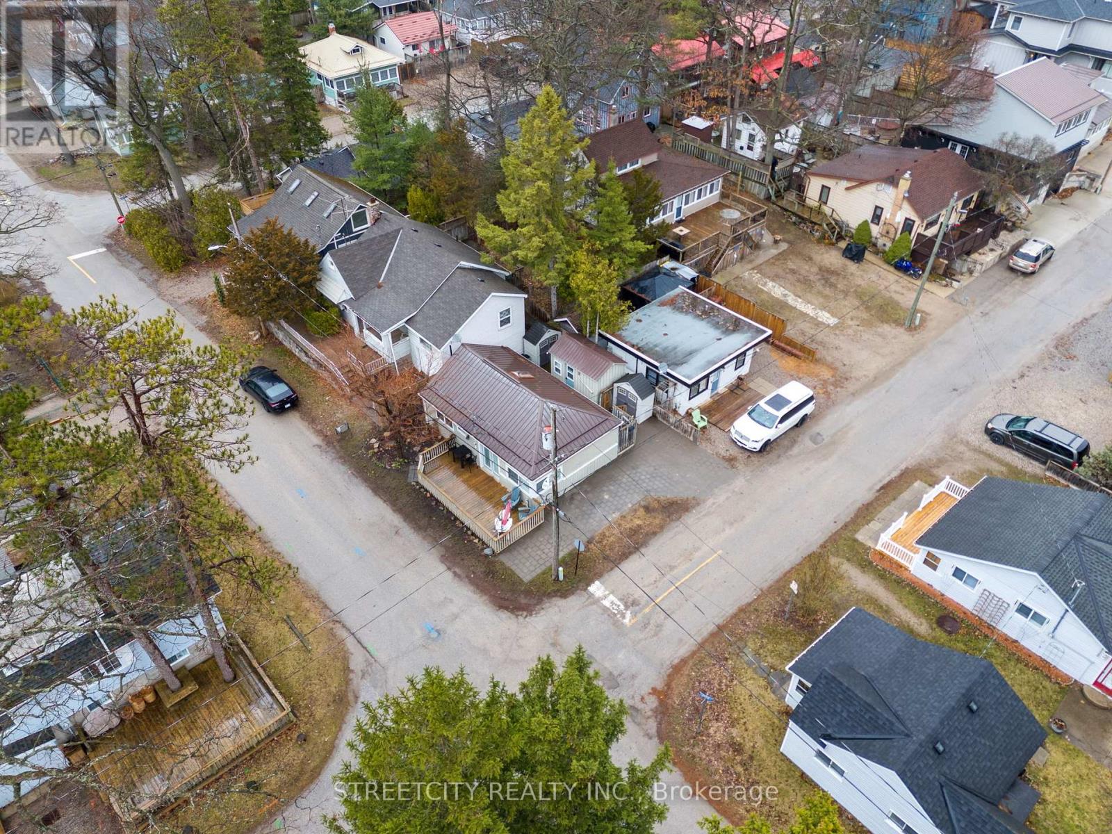 17 Warwick Avenue, Lambton Shores, Ontario  N0M 1T0 - Photo 4 - X12077524