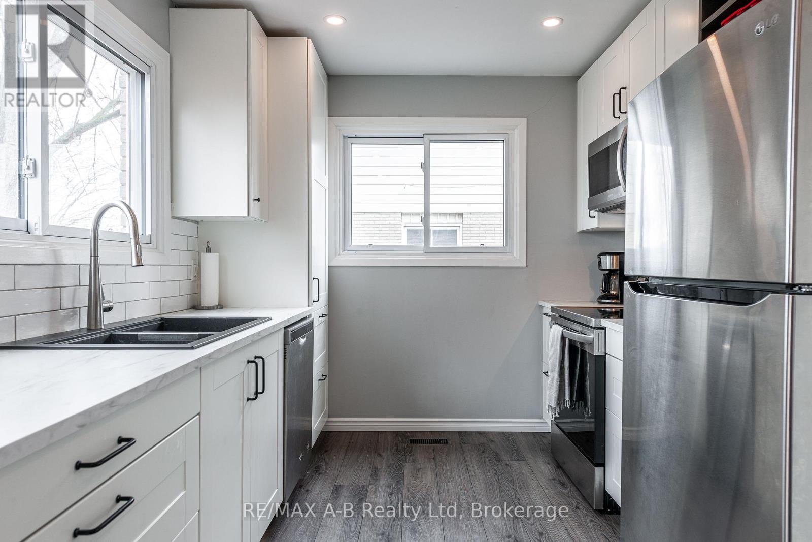 329 Railway Avenue, Stratford, Ontario  N5A 2J3 - Photo 9 - X12077689