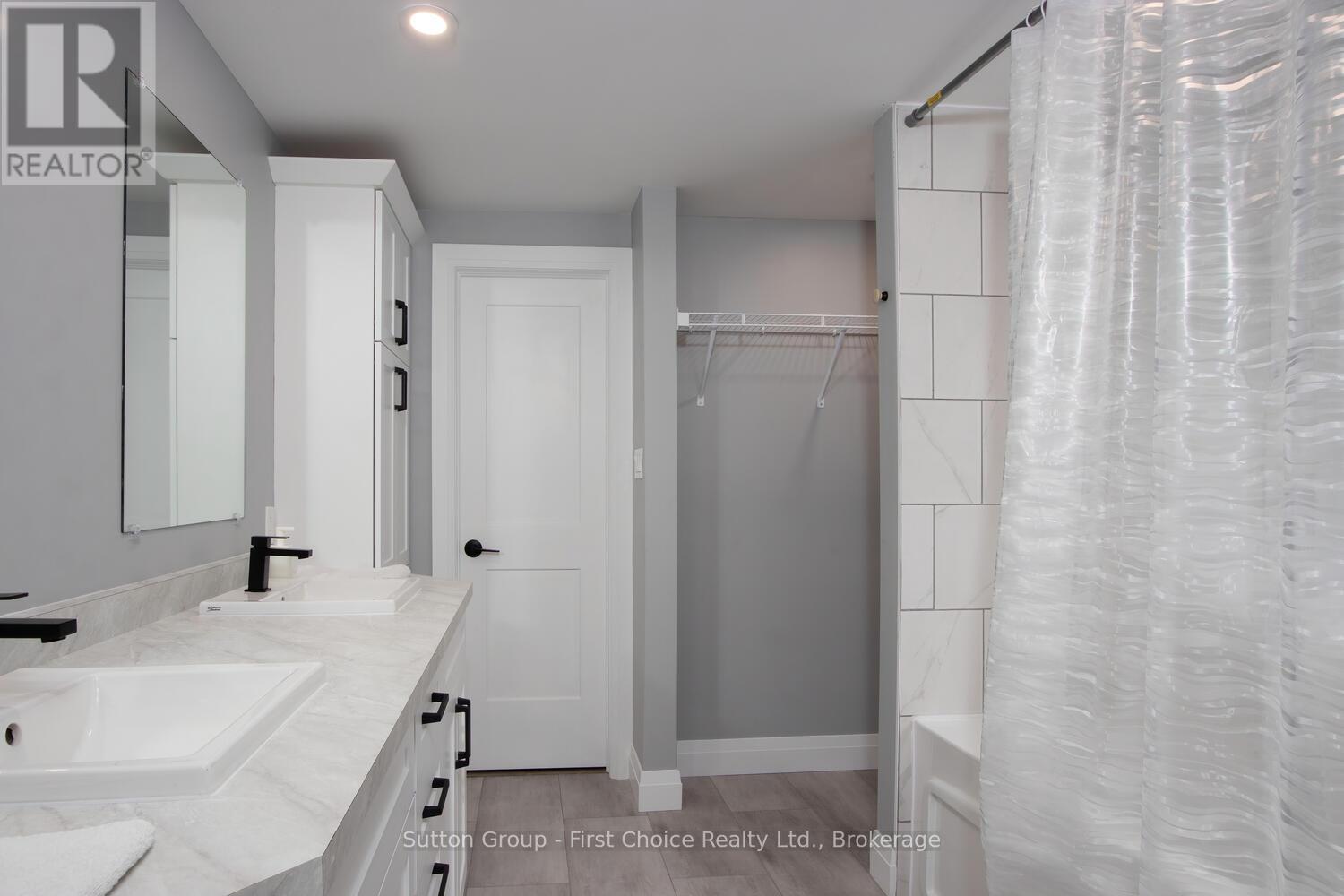 10263 Daniel Avenue, Lambton Shores, Ontario  N0M 1T0 - Photo 23 - X12077724