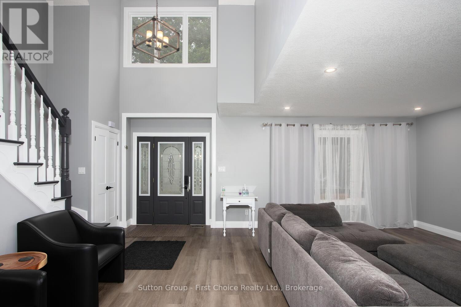 10263 Daniel Avenue, Lambton Shores, Ontario  N0M 1T0 - Photo 3 - X12077724