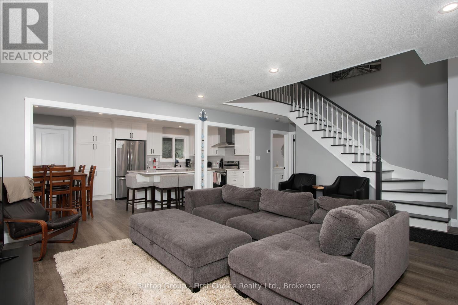 10263 Daniel Avenue, Lambton Shores, Ontario  N0M 1T0 - Photo 5 - X12077724