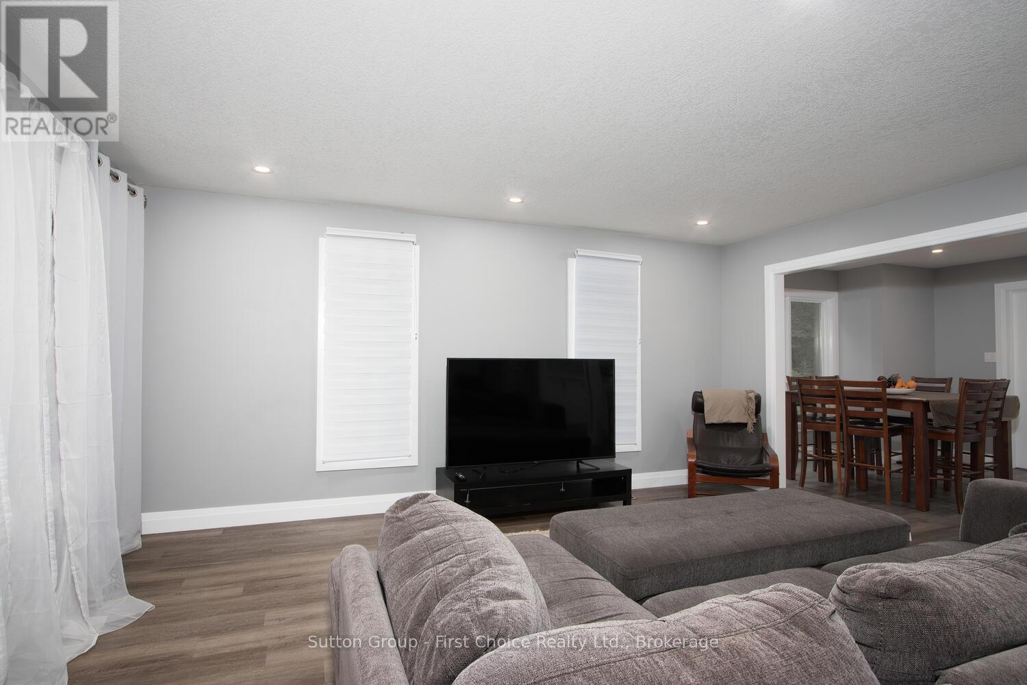 10263 Daniel Avenue, Lambton Shores, Ontario  N0M 1T0 - Photo 6 - X12077724