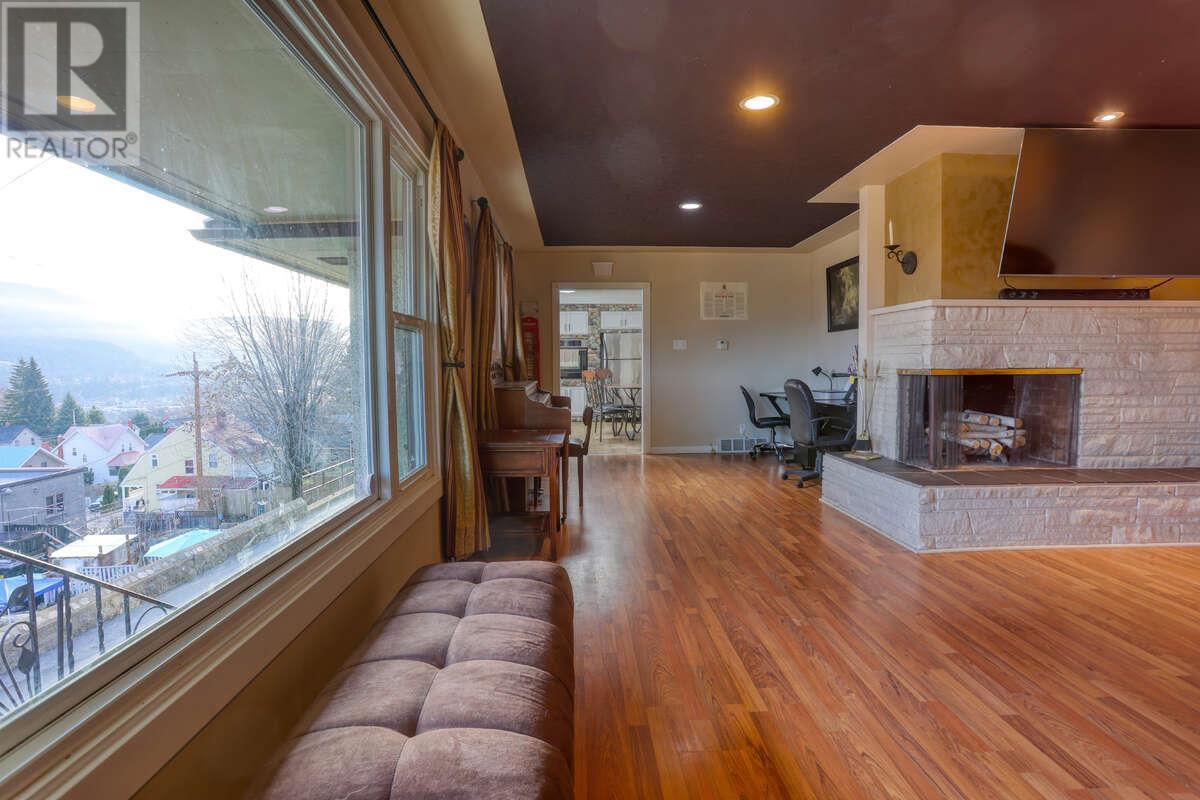 Property at 948 Warren Lane image 5