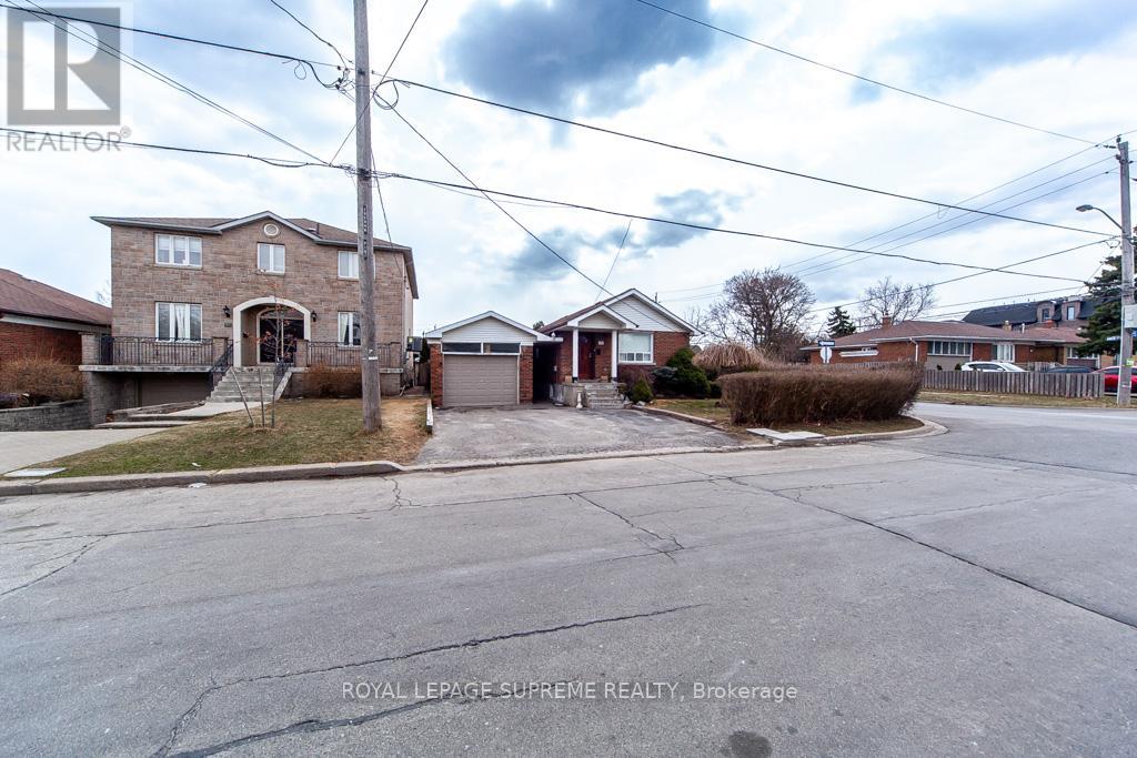 109 Regina Avenue, Toronto, Ontario  M6A 1R5 - Photo 4 - C12077700