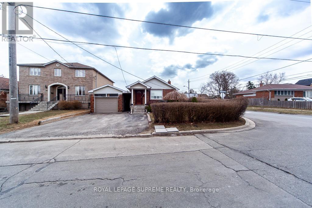 109 Regina Avenue, Toronto, Ontario  M6A 1R5 - Photo 5 - C12077700