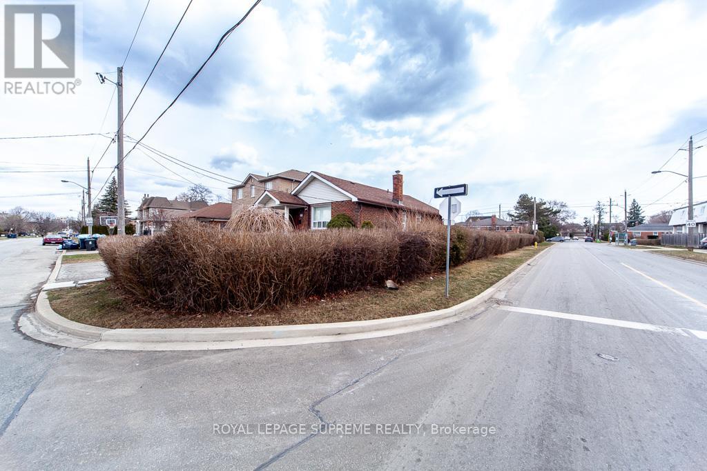 109 Regina Avenue, Toronto, Ontario  M6A 1R5 - Photo 7 - C12077700
