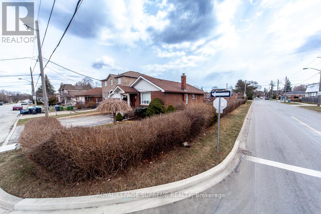 109 Regina Avenue, Toronto, Ontario  M6A 1R5 - Photo 8 - C12077700