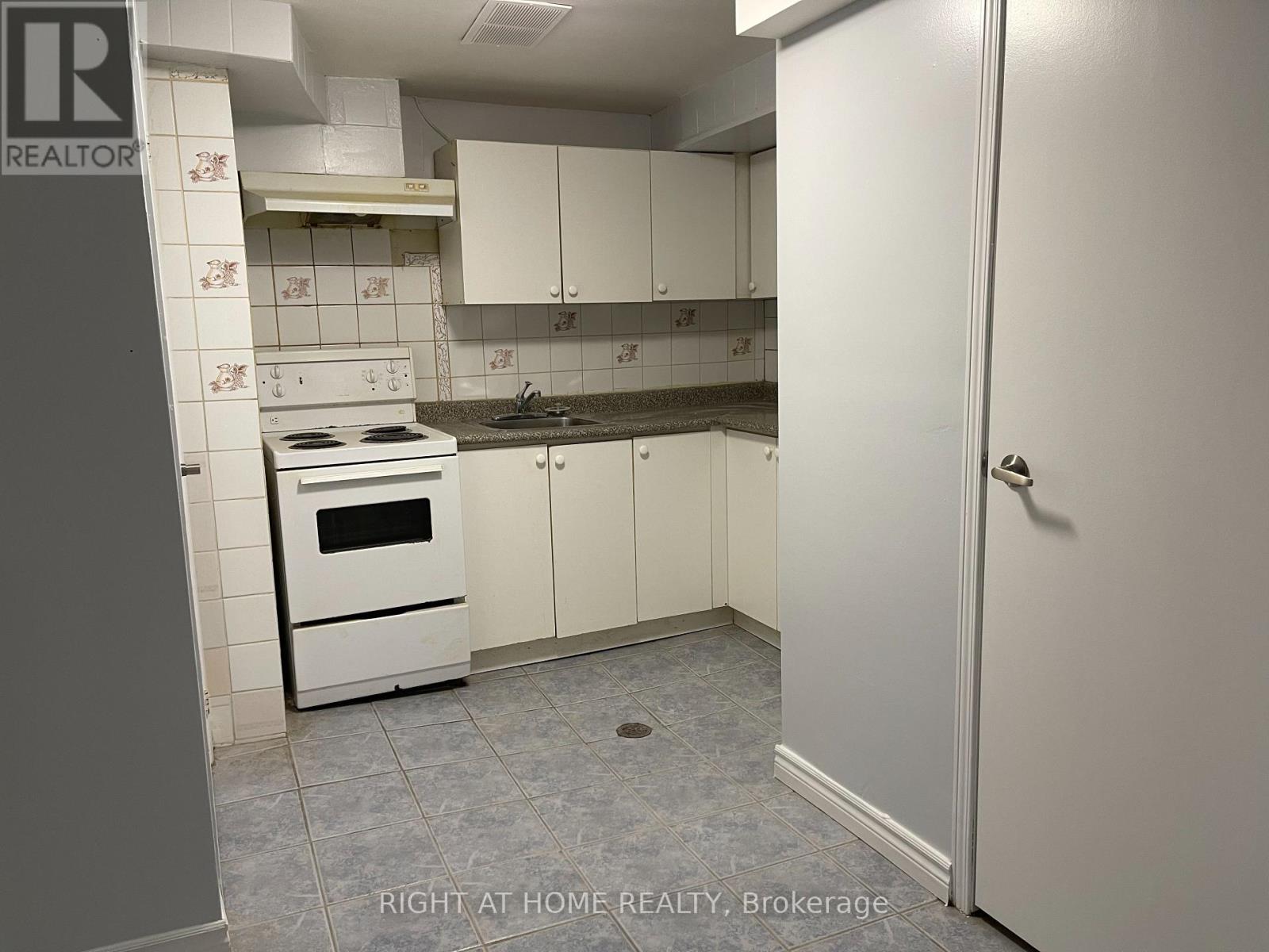 Bsmt - 12 Quarry Court, Toronto, Ontario  M4J 5A7 - Photo 4 - E12077827