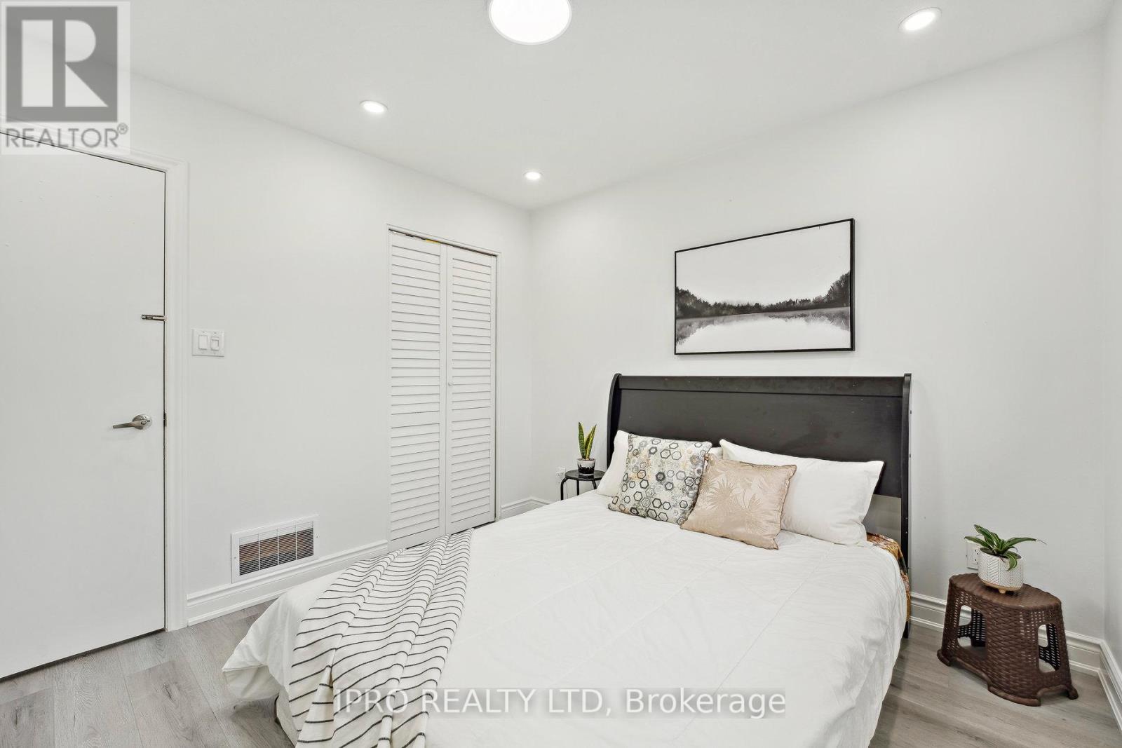 3420 Monica Drive, Mississauga, Ontario  L4T 3E7 - Photo 27 - W12077681