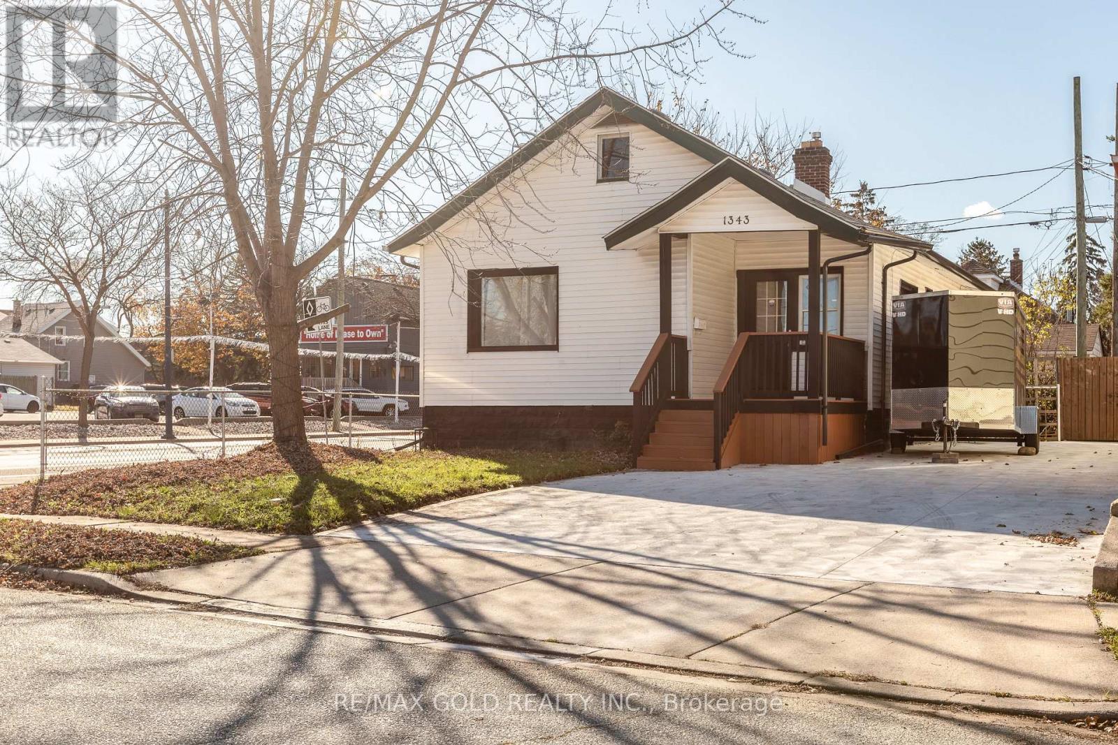 1343 Lillian Avenue N, Windsor, Ontario  N8X 4A4 - Photo 2 - X12077806