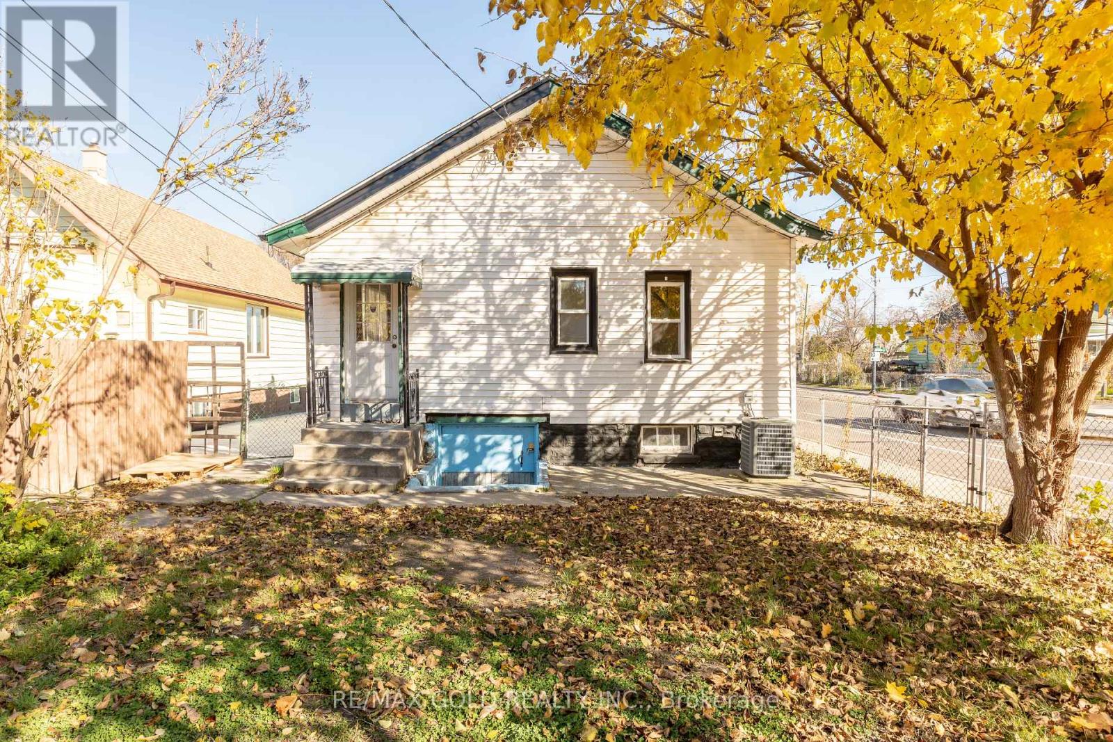 1343 Lillian Avenue N, Windsor, Ontario  N8X 4A4 - Photo 3 - X12077806