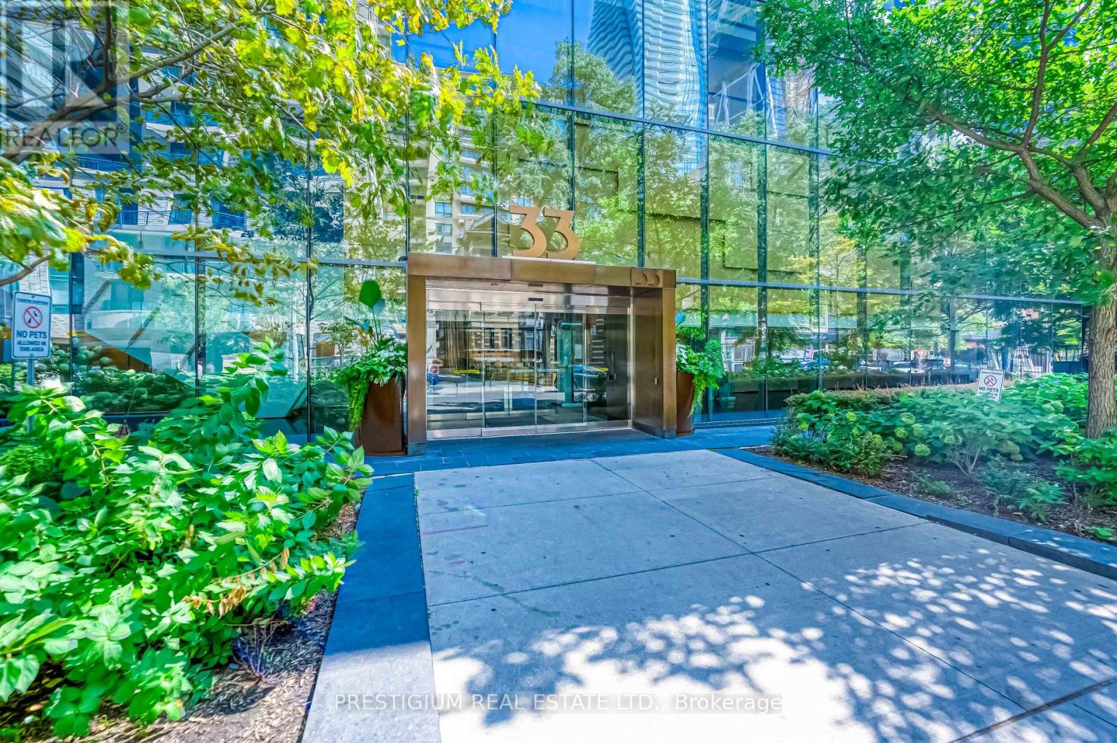 3704 - 33 Charles Street E, Toronto, Ontario  M4Y 0A2 - Photo 2 - C12077876