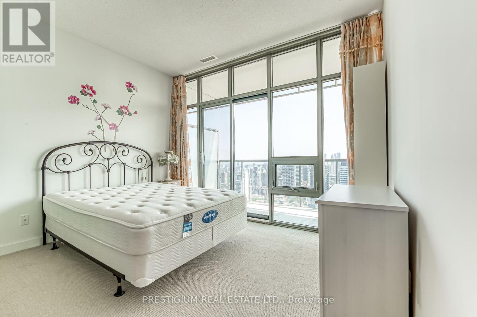 3704 - 33 Charles Street E, Toronto, Ontario  M4Y 0A2 - Photo 7 - C12077876