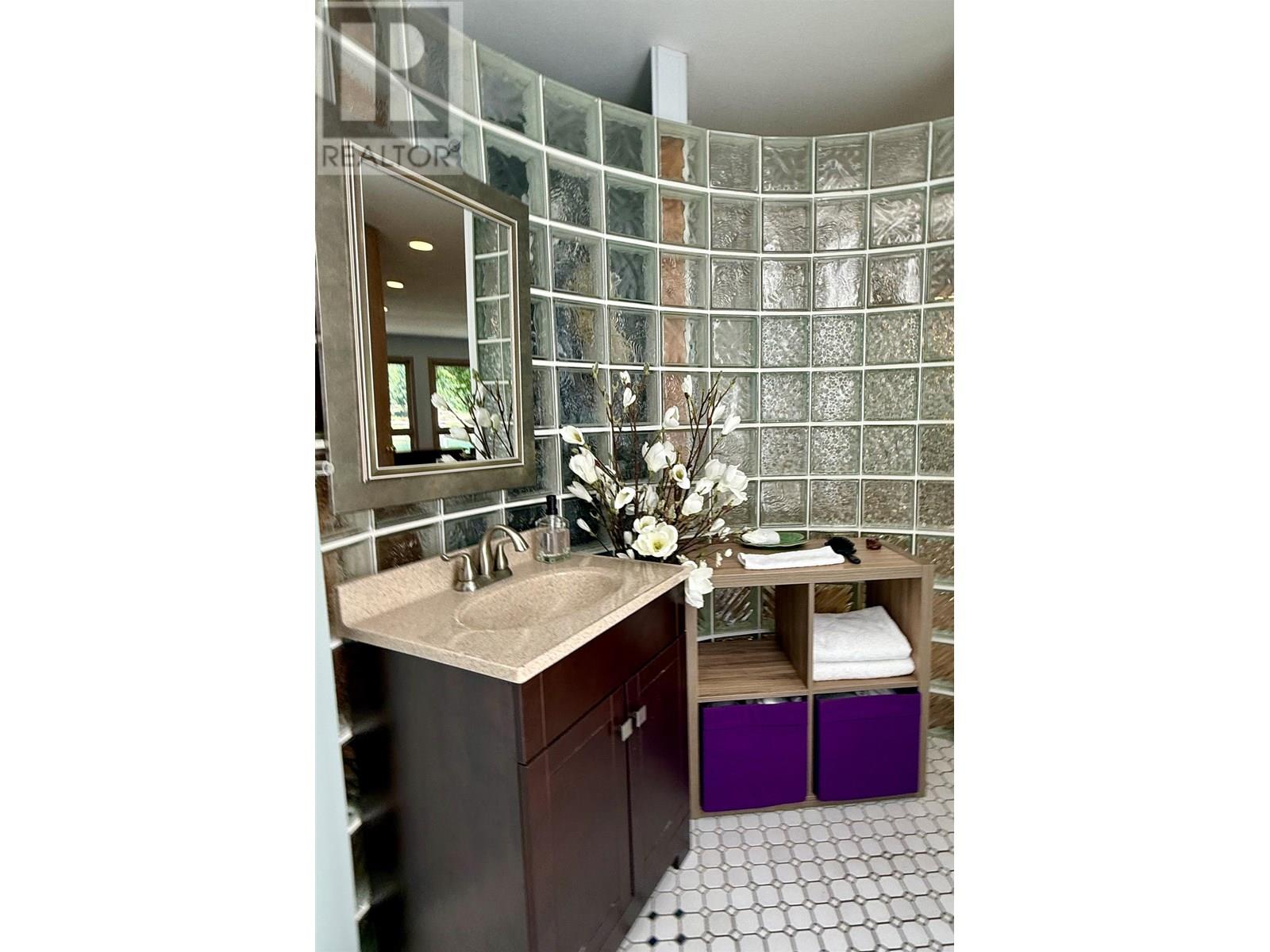 12879-12881 Sunshine Coast Highway, Madeira Park, British Columbia  V0N 2H1 - Photo 18 - R2988205