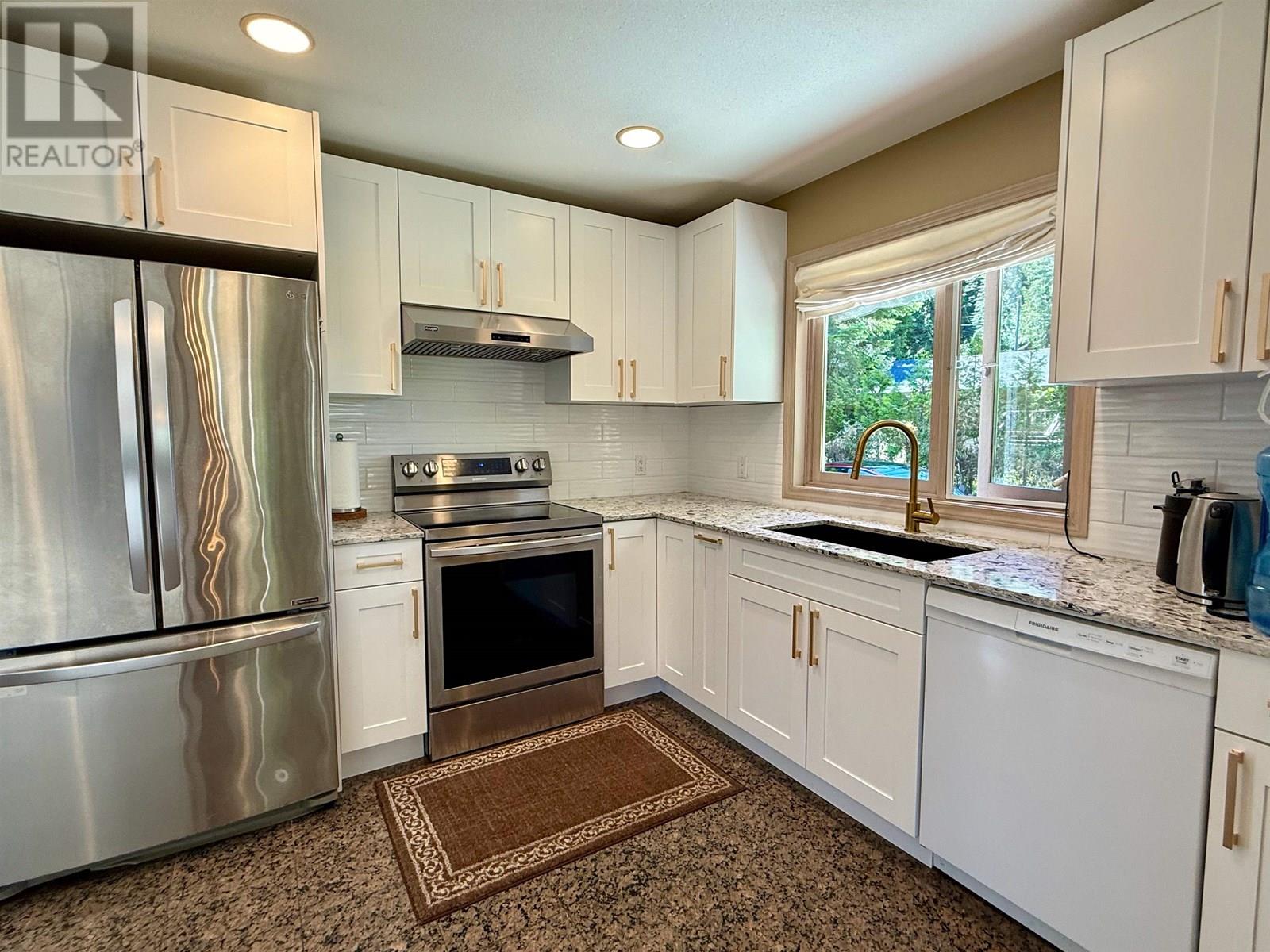 12879-12881 Sunshine Coast Highway, Madeira Park, British Columbia  V0N 2H1 - Photo 14 - R2988205