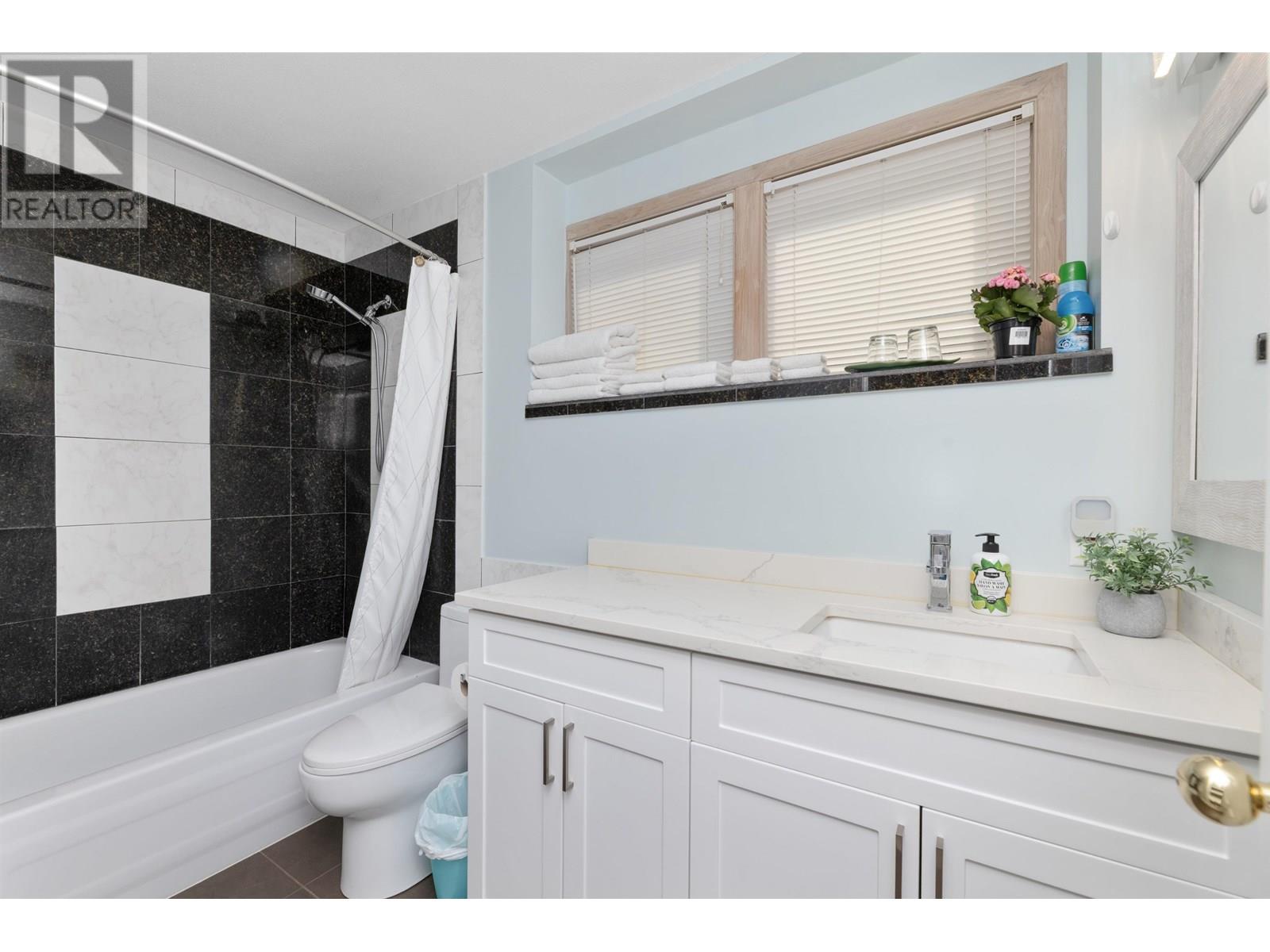 12879-12881 Sunshine Coast Highway, Madeira Park, British Columbia  V0N 2H1 - Photo 32 - R2988205