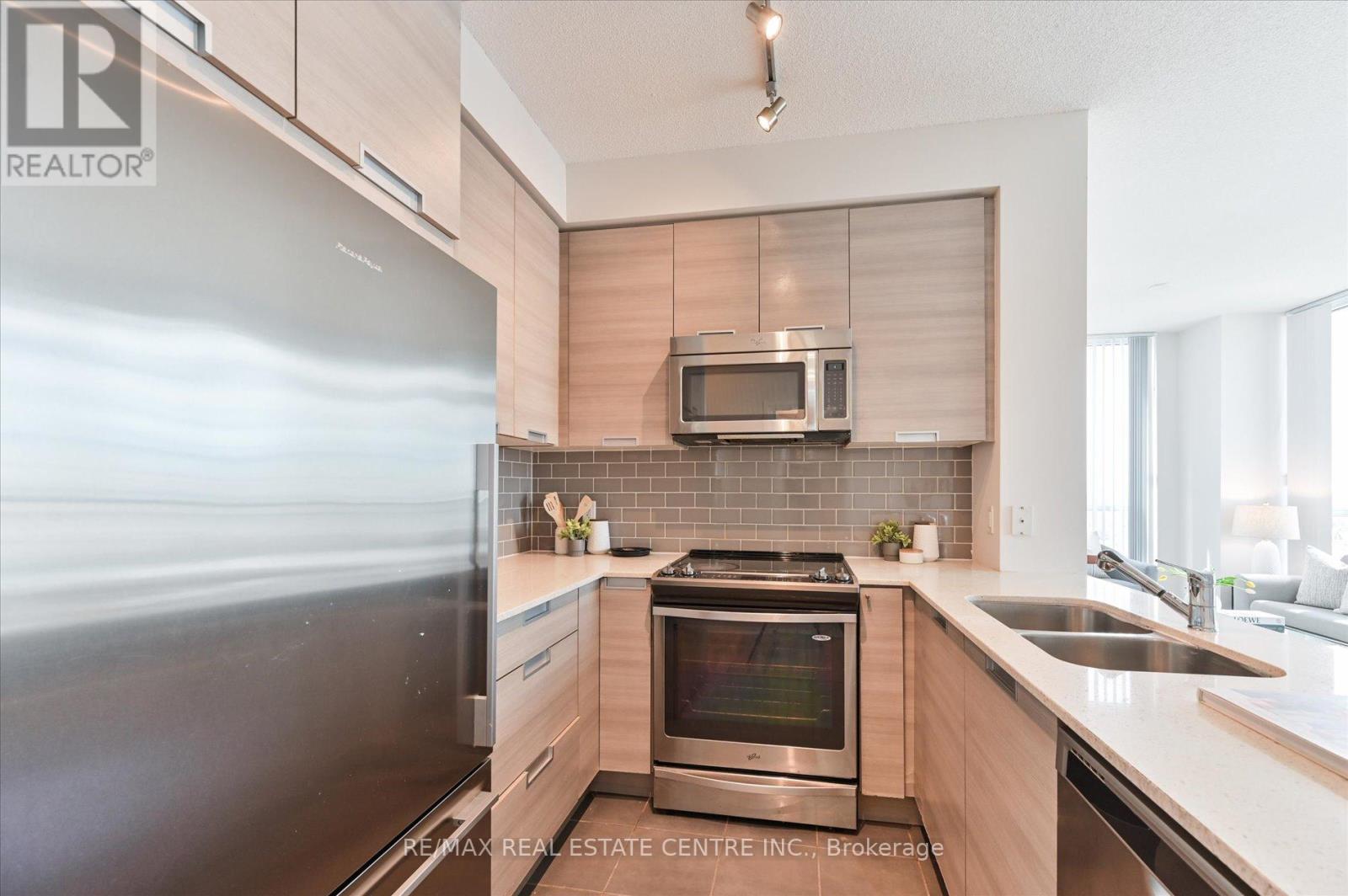 1402 - 55 Eglinton Avenue W, Mississauga, Ontario  L5R 0E4 - Photo 3 - W12077942