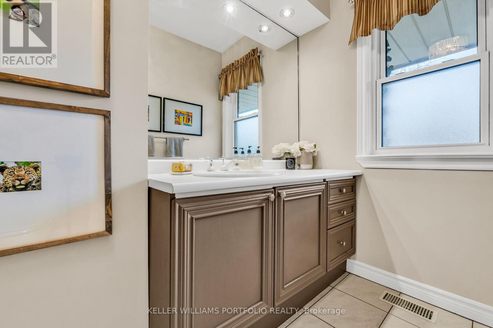 1123 Lakeshore Road E, Oakville (Oo Old Oakville), Ontario  L6J 1K9 - Photo 15 - W12078047