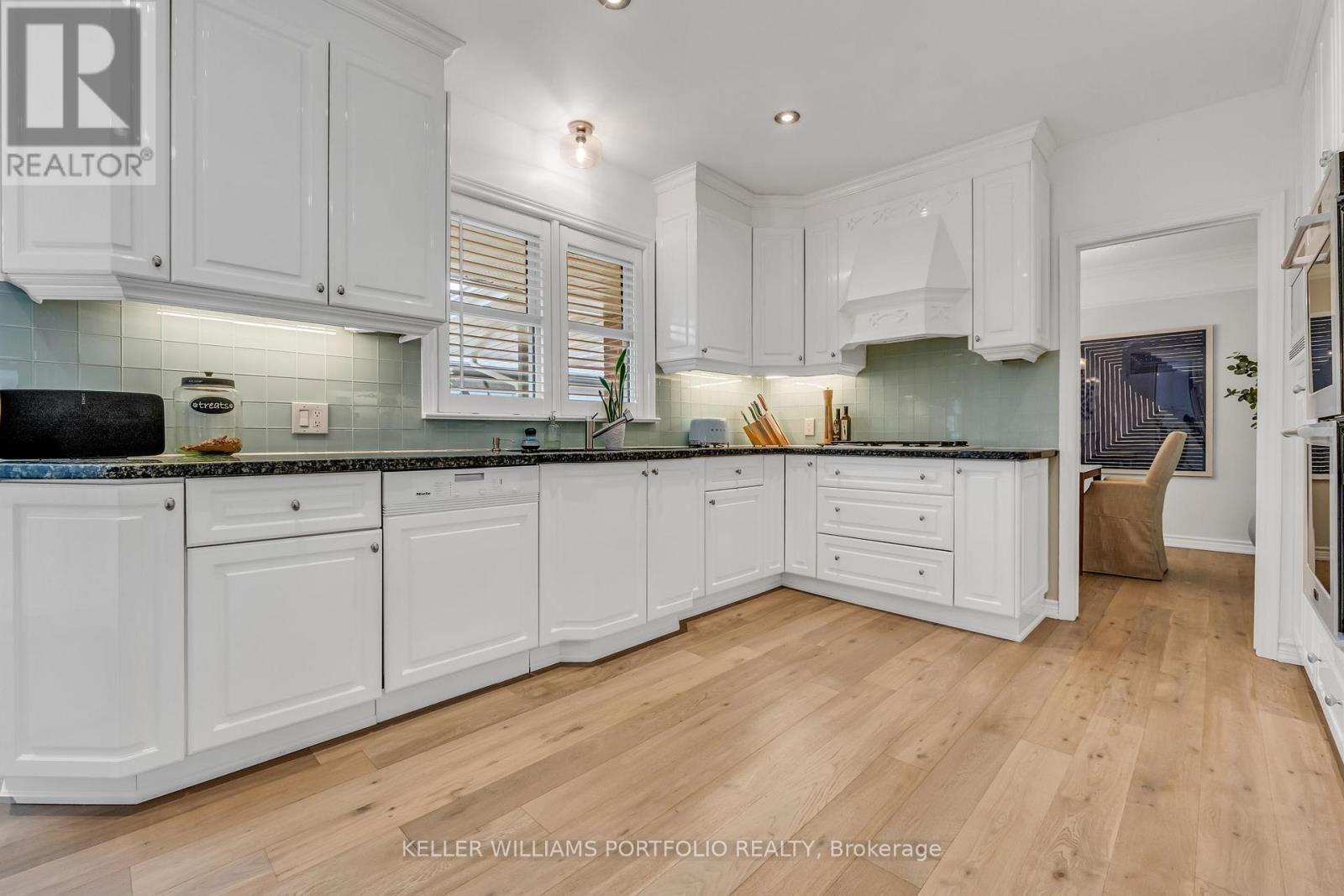 1123 Lakeshore Road E, Oakville (Oo Old Oakville), Ontario  L6J 1K9 - Photo 8 - W12078047