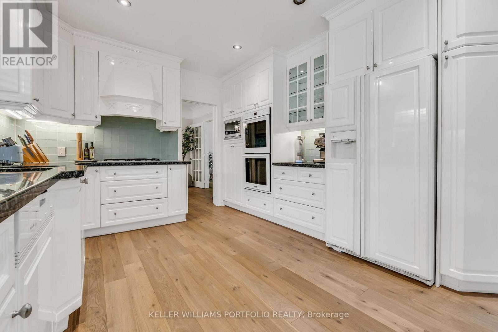 1123 Lakeshore Road E, Oakville (Oo Old Oakville), Ontario  L6J 1K9 - Photo 9 - W12078047