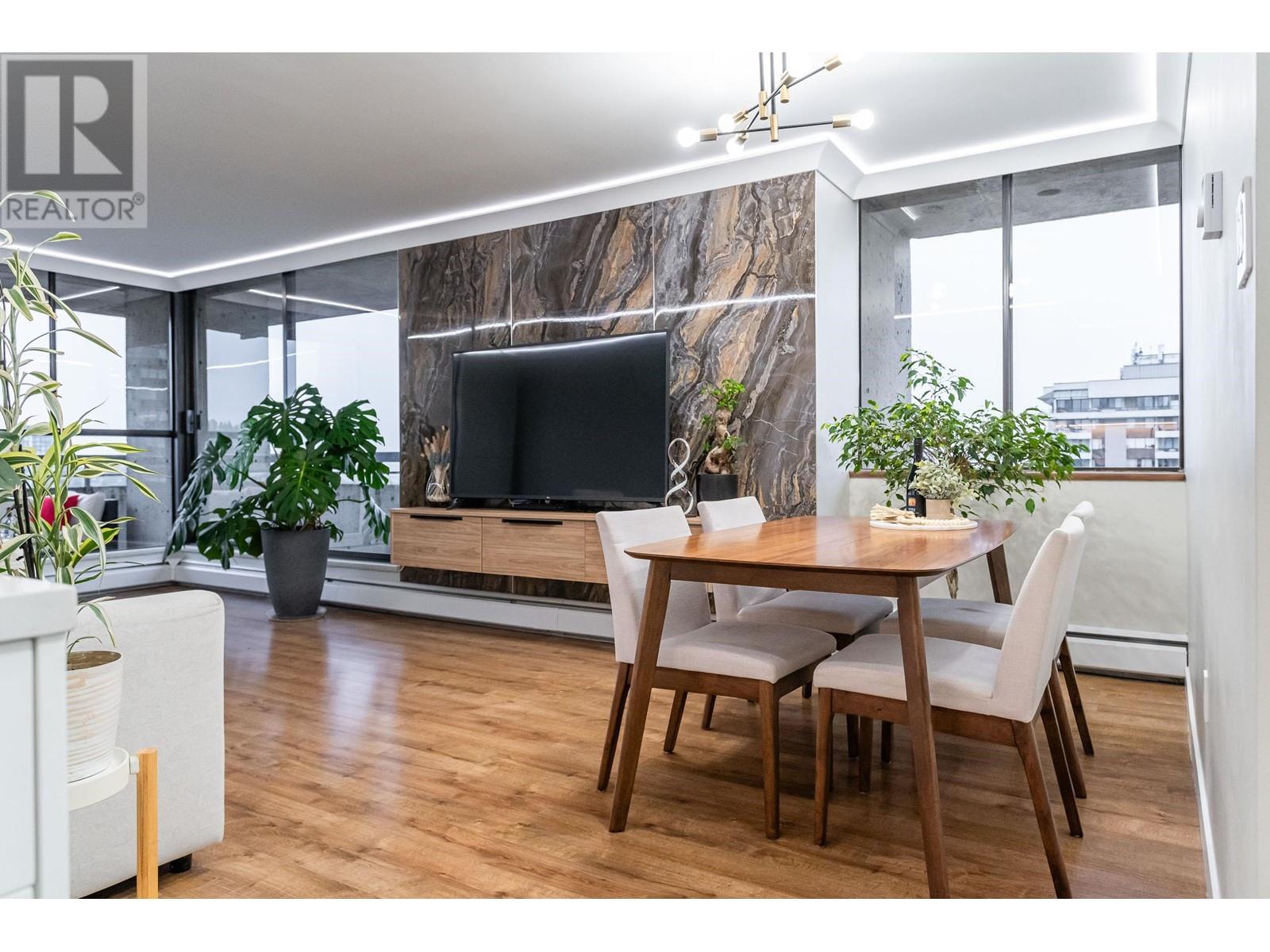 Listing Picture 5 of 39 : 2205 3771 BARTLETT COURT, Burnaby / 本拿比 - 魯藝地產 Yvonne Lu Group - MLS Medallion Club Member