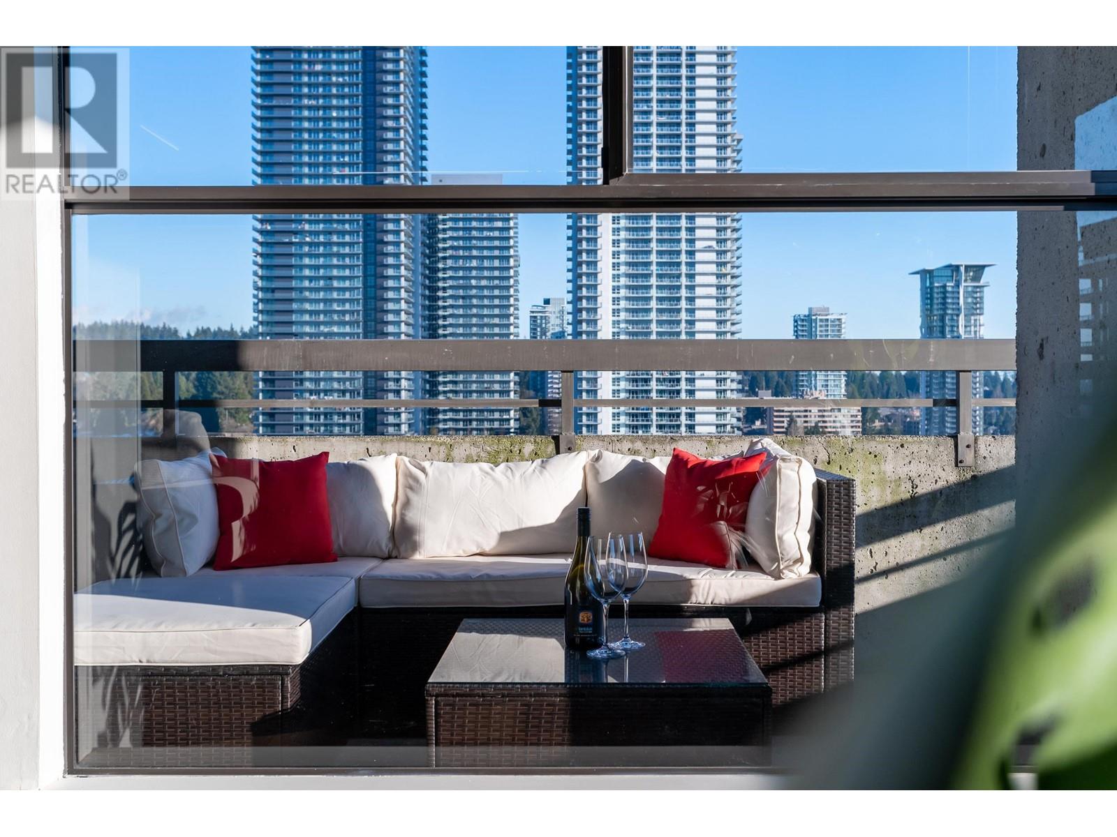 Listing Picture 21 of 39 : 2205 3771 BARTLETT COURT, Burnaby / 本拿比 - 魯藝地產 Yvonne Lu Group - MLS Medallion Club Member
