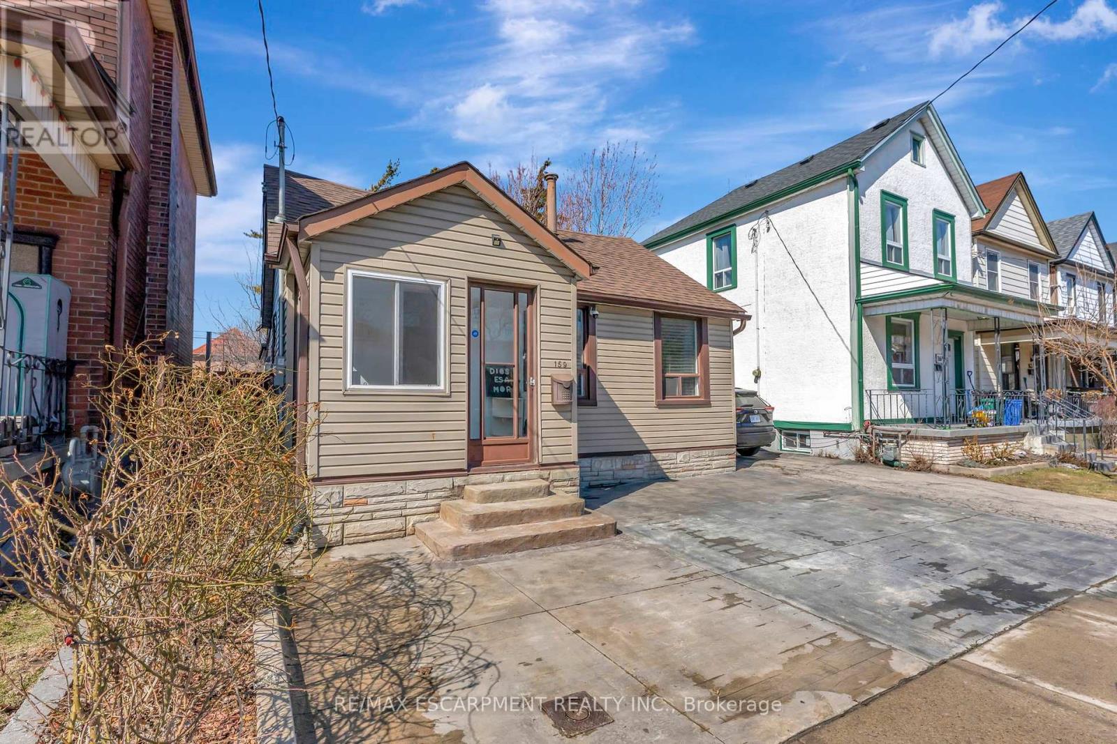 Property at 159 GROSVENOR AVENUE N image 2