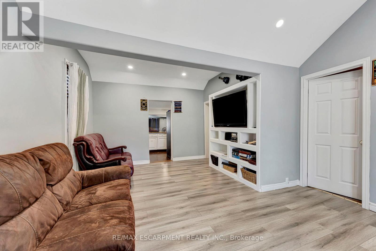 Property at 159 GROSVENOR AVENUE N image 4