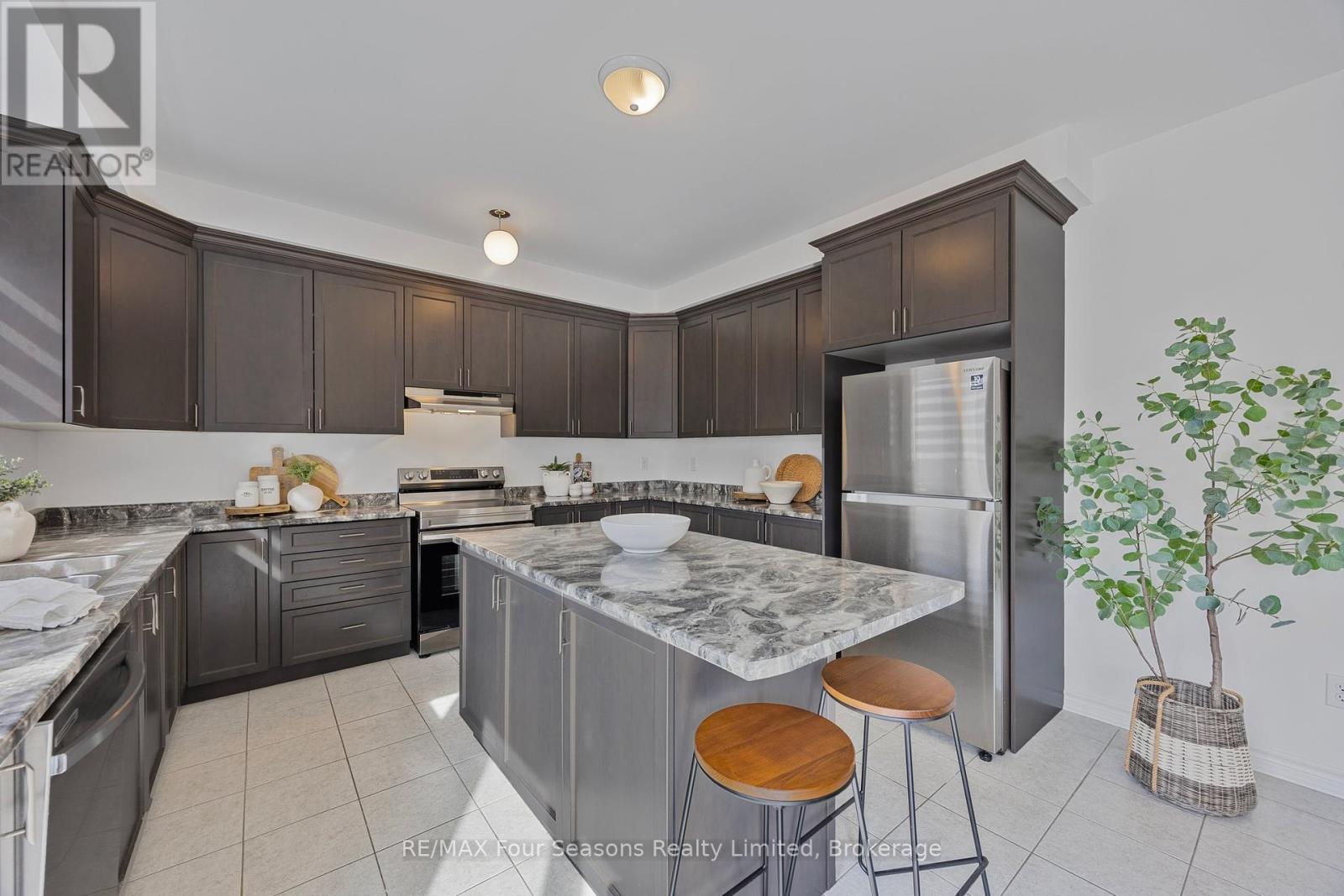 Property at 44 KIRBY AVENUE image 4