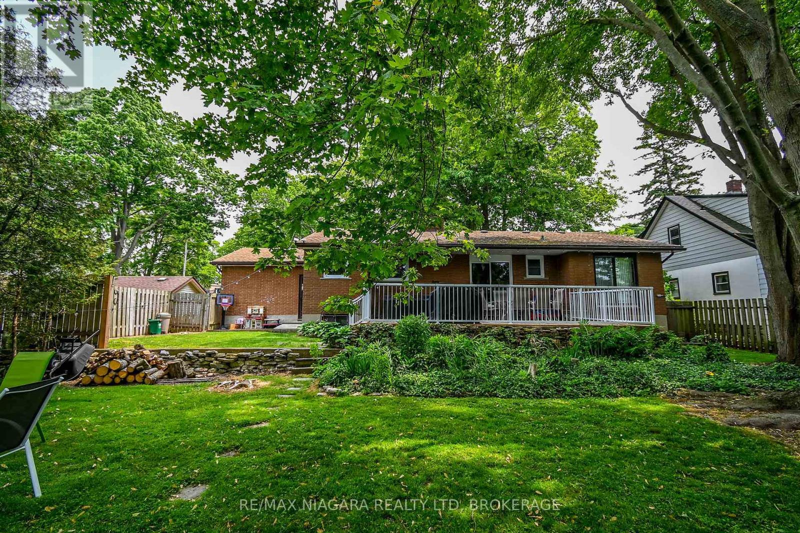 Property at 18 OAKRIDGE CRESCENT image 4