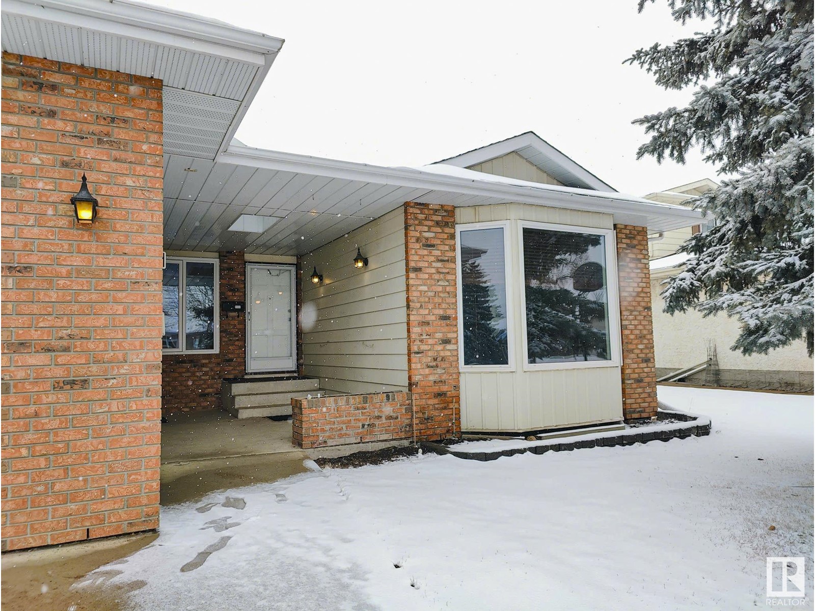 Property at 10420 18 AV NW image 3